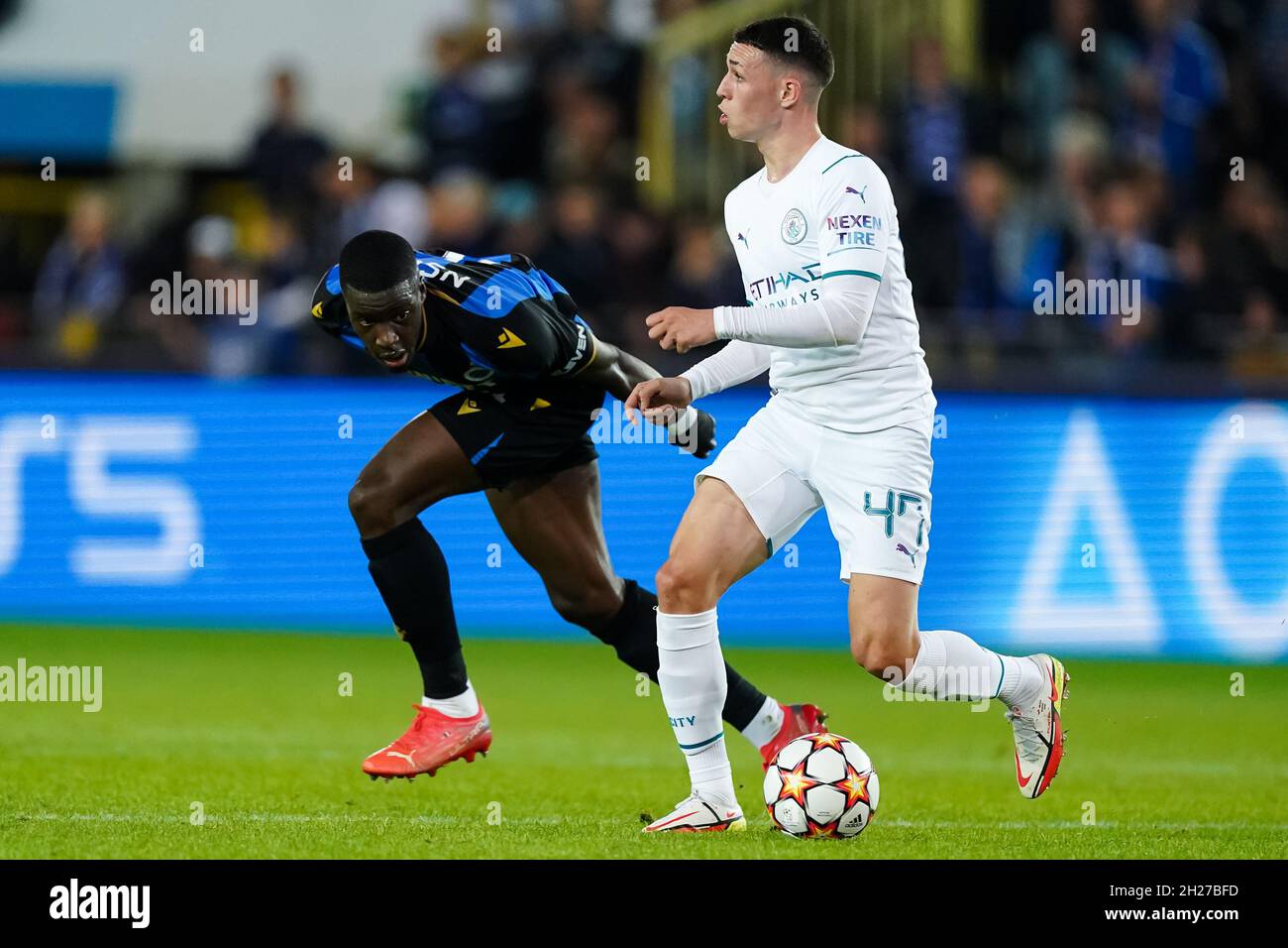 BRUGGE, BELGIUM - OCTOBER 19: Stanley Nsoki of Club Brugge and Phil Foden of Manchester City during the Group A - UEFA Champions League match between Club Brugge KV and Manchester City at Jan Breydelstadion on October 19, 2021 in Brugge, Belgium (Photo by Jeroen Meuwsen/Orange Pictures) Stock Photo