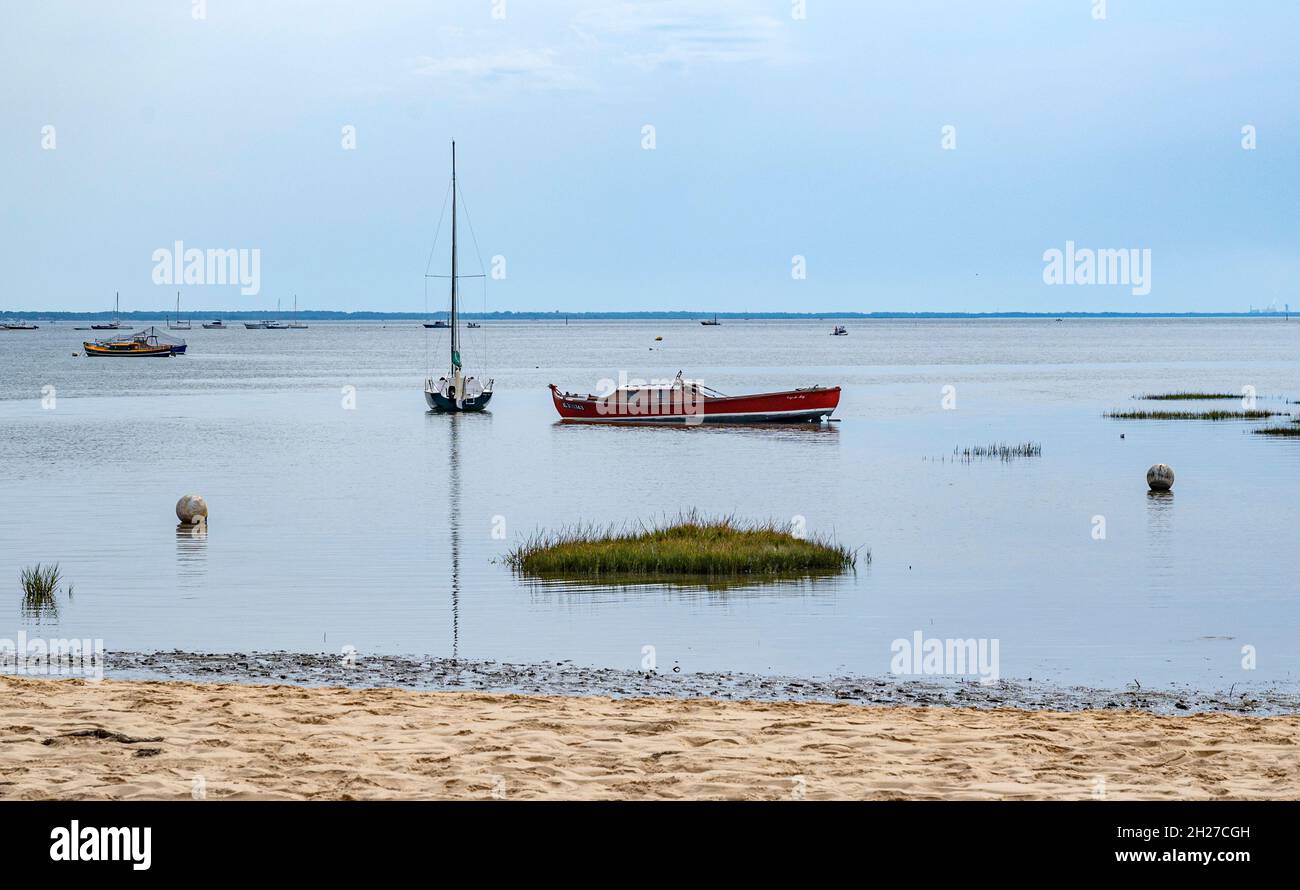 Boats moored in the Bassin d'Arcachon at the village des pêcheurs, the oyster farmer's quarter of Cap Ferret, France Stock Photo