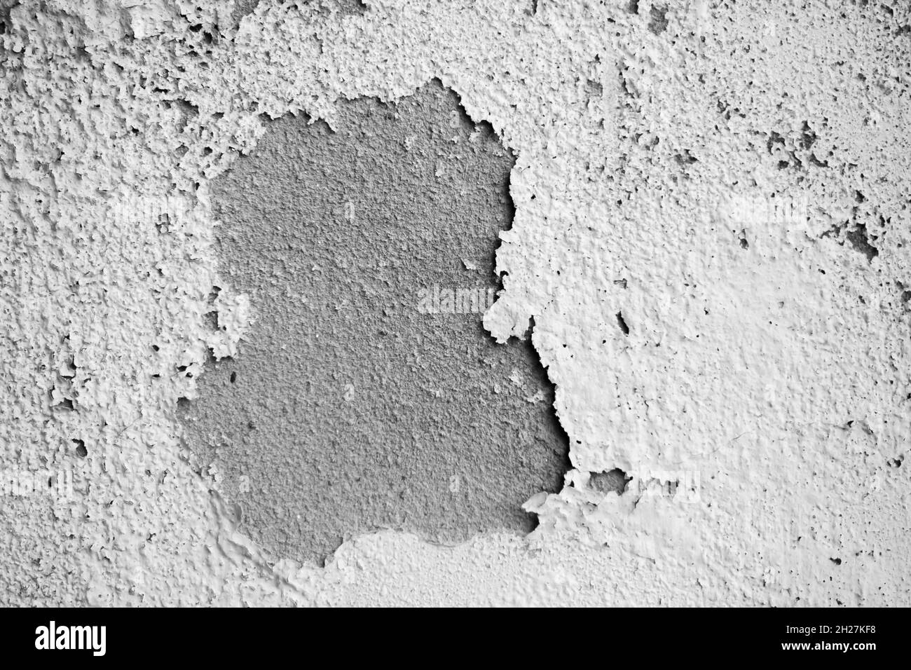 fugl Ugle omdrejningspunkt White damp wall showing paint cracking open and breaking or peeling off.  The fragile white lining of the walls. Abstract cracked and swollen  black-whi Stock Photo - Alamy