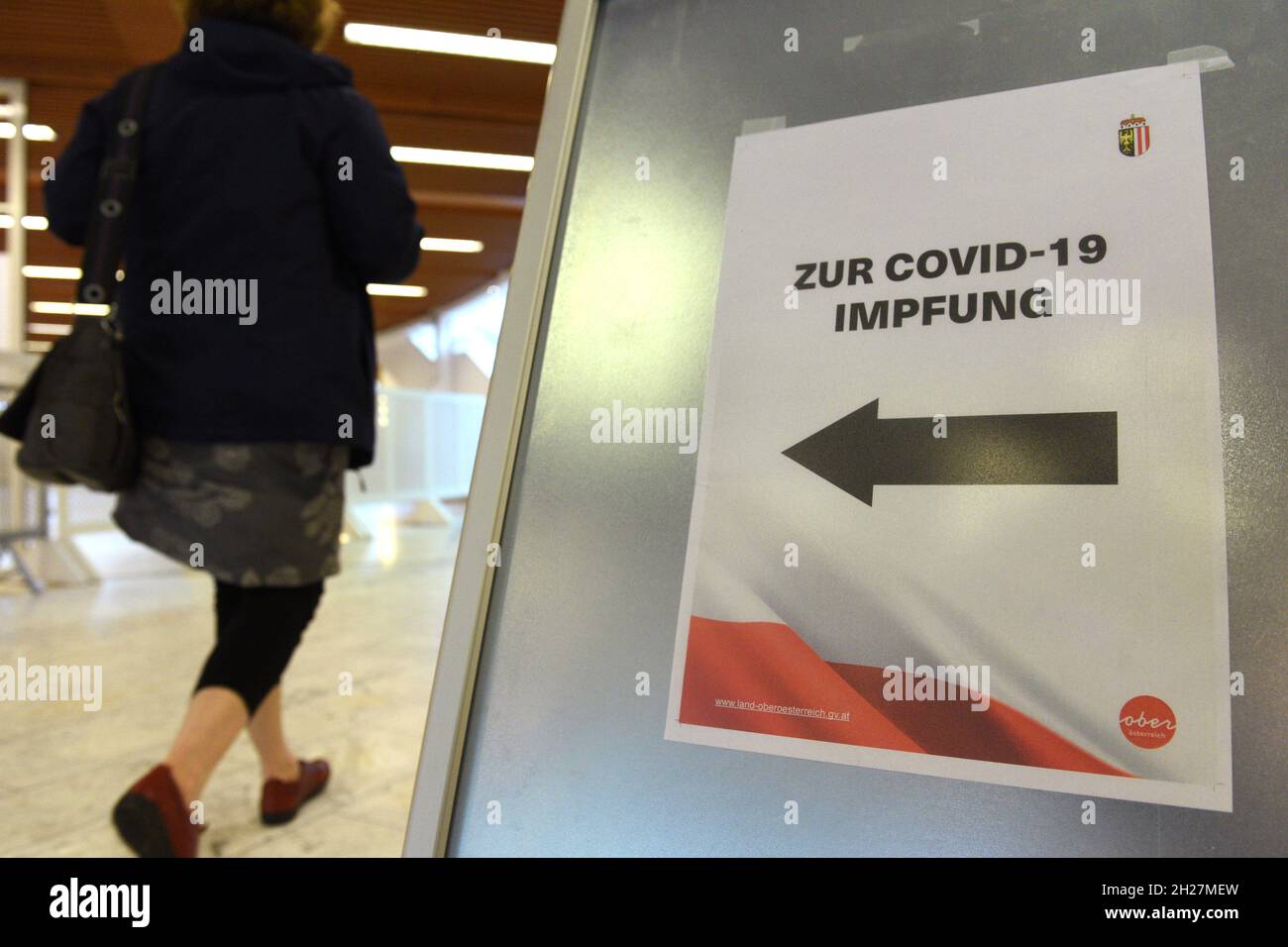 Corona-Impfstraße in Oberösterreich, Österreich - Corona vaccination center in Upper Austria, Austria Stock Photo