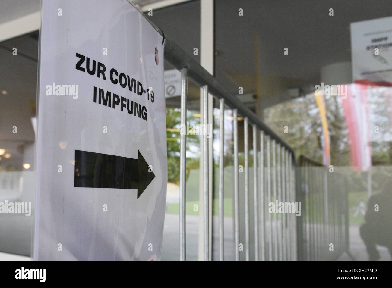 Corona-Impfstraße in Oberösterreich, Österreich - Corona vaccination center in Upper Austria, Austria Stock Photo