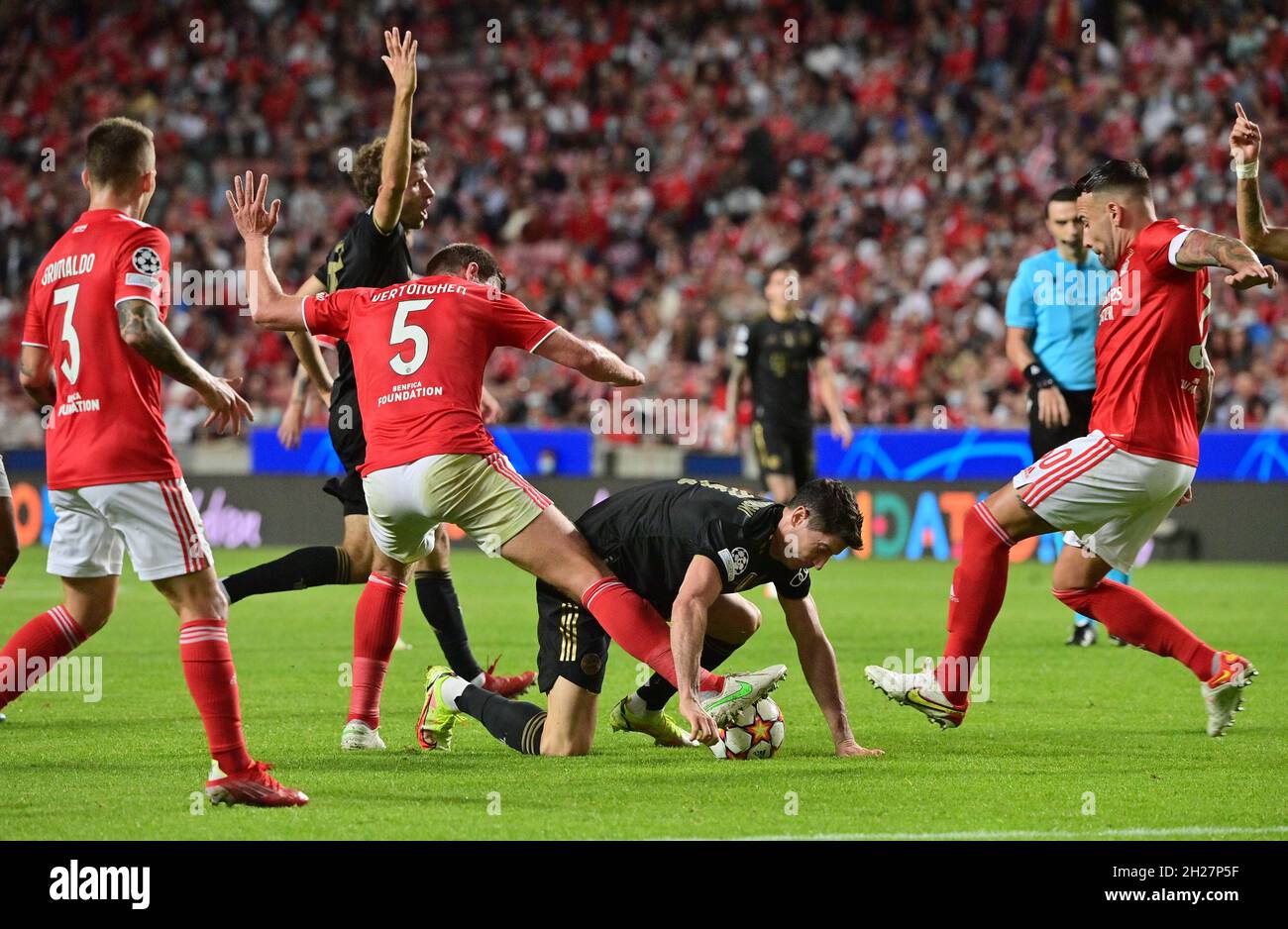 Lissabon, Portugal. 20th Oct, 2021. Football: Champions League, Benfica Lisbon - Bayern Munich, Group Stage, Group E, Matchday 3, Estádio da Luz. Munich's Robert Lewandowski (2nd from right) in action against Lisbon's Jan Vertonghen (2nd from left). Credit: Peter Kneffel/dpa/Alamy Live News Stock Photo