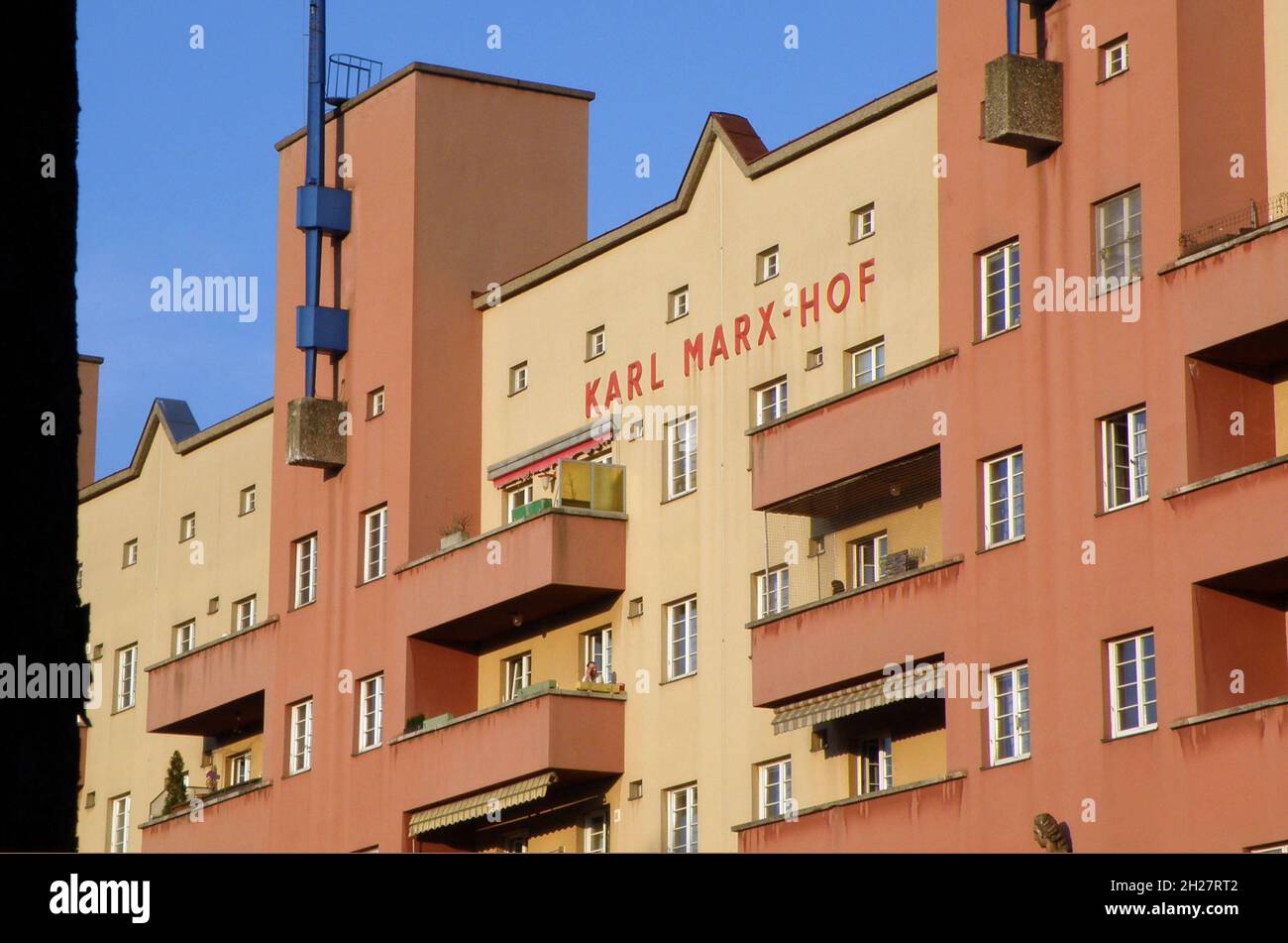 Der Karl Marx Hof in Wien, eine riesige Wohnanlage aus der Zwischenkriegszeit - The Karl Marx Hof in Vienna, a huge residential complex from the inter Stock Photo
