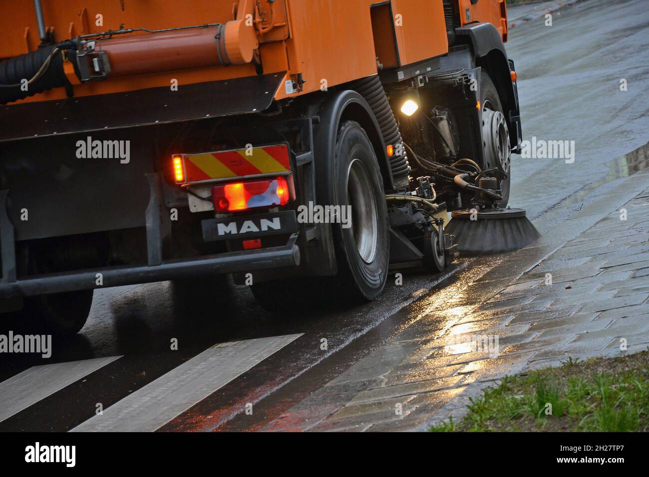 Eine Straßenkehrmaschine im Einsatz - A street sweeper in action Stock Photo