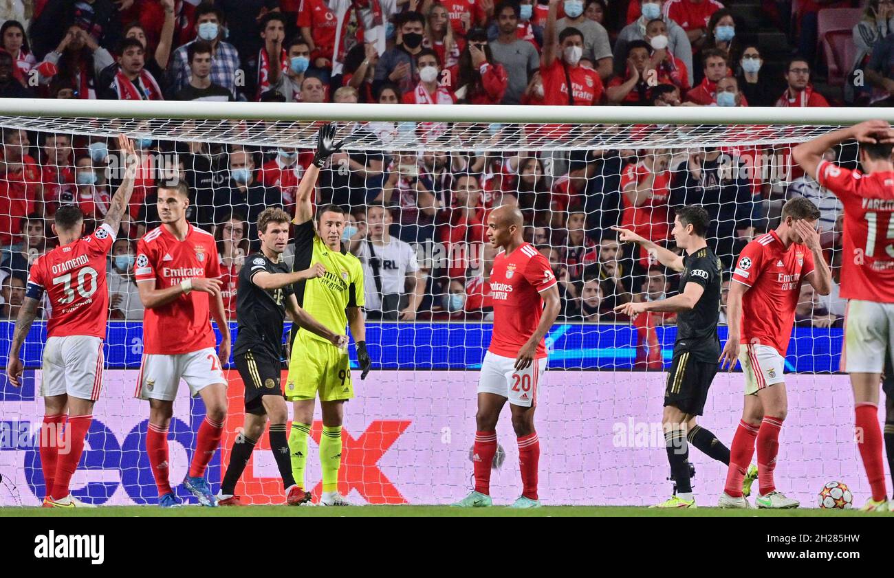 Lissabon, Portugal. 20th Oct, 2021. Football: Champions League, Benfica Lisbon - Bayern Munich, Group Stage, Group E, Matchday 3, Estádio da Luz. Munich's Robert Lewandowski (3rd from right) and Thomas Müller (3rd from left) rejoice after Müller's goal, which was later disallowed. Credit: Peter Kneffel/dpa/Alamy Live News Stock Photo