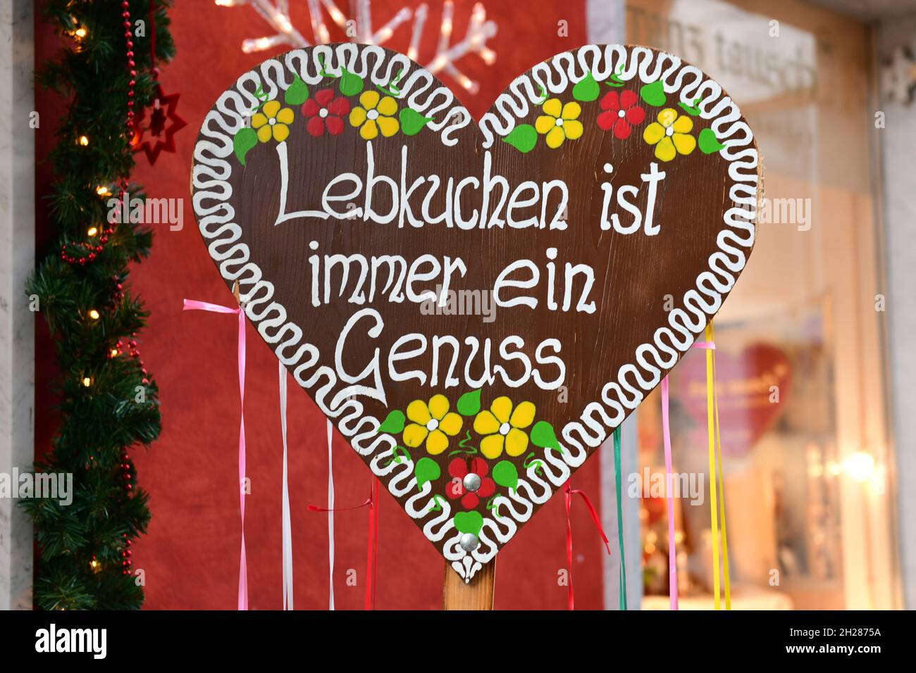 Schild mit der Aufschrift 'Lebkuchen ist immer ein Genuss' in der Europäischen Kulturhauptstadt Bad Ischl (Salzkammergut, Oberösterreich, Österreich) Stock Photo