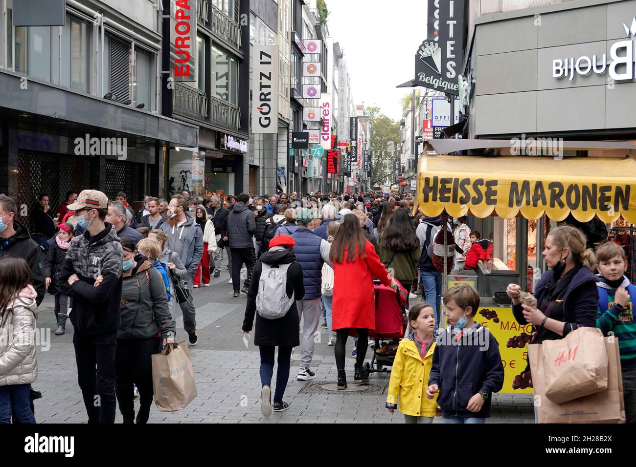 Menschenmassen trotz Corona-Pandemie an einem gewöhnlichen Wochentag in der Hohe Strasse, Köln, Nordrhein-Westfalen,Deutschland Stock Photo