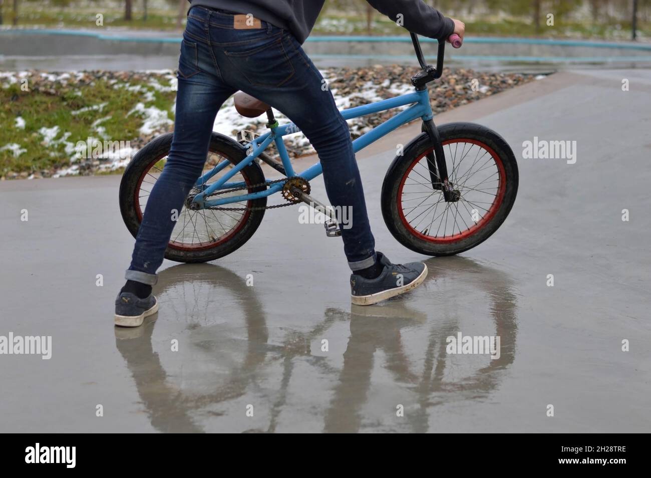Dobrograd, Vladimir region, Russia. 5 November 2017. Teen on BMX bike failed performs a trick in the skatepark in the rainy day Stock Photo