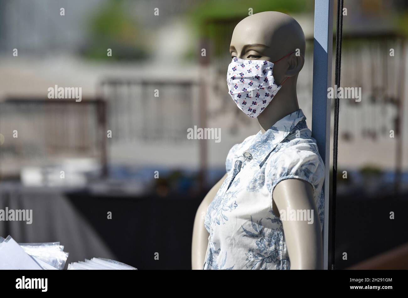 Mund-Nasen-Schutz Maske auf einer Schaufensterpuppe in Österreich, Europa - Mouth and nose protection mask on a mannequin in Austria, Europe Stock Photo