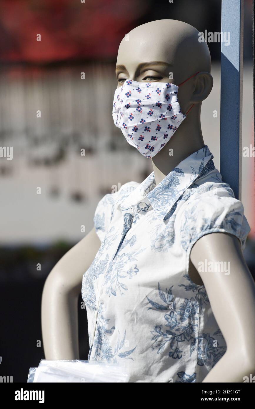 Mund-Nasen-Schutz Maske auf einer Schaufensterpuppe in Österreich, Europa - Mouth and nose protection mask on a mannequin in Austria, Europe Stock Photo