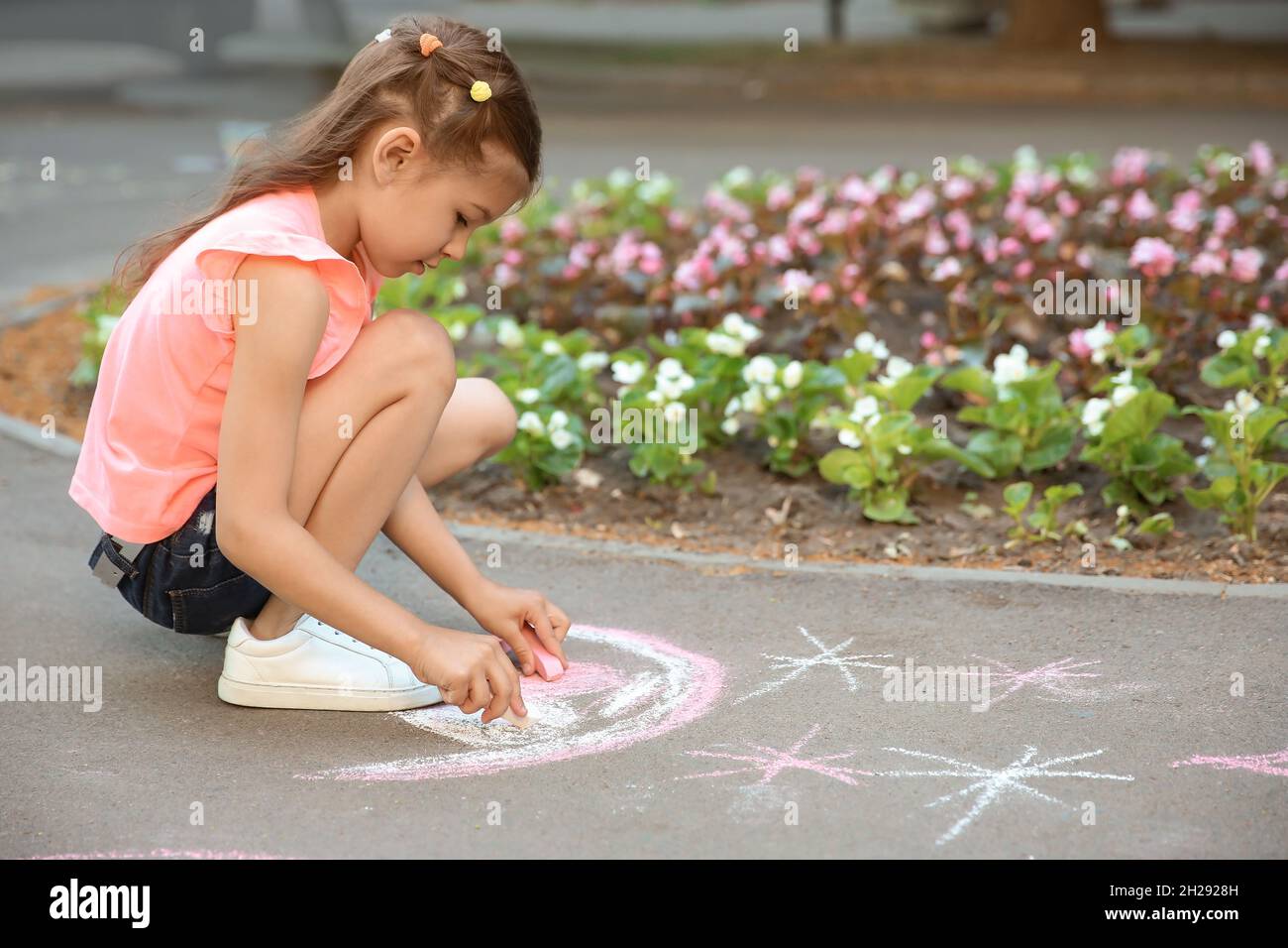 Little child drawing heart with chalk on asphalt Stock Photo - Alamy