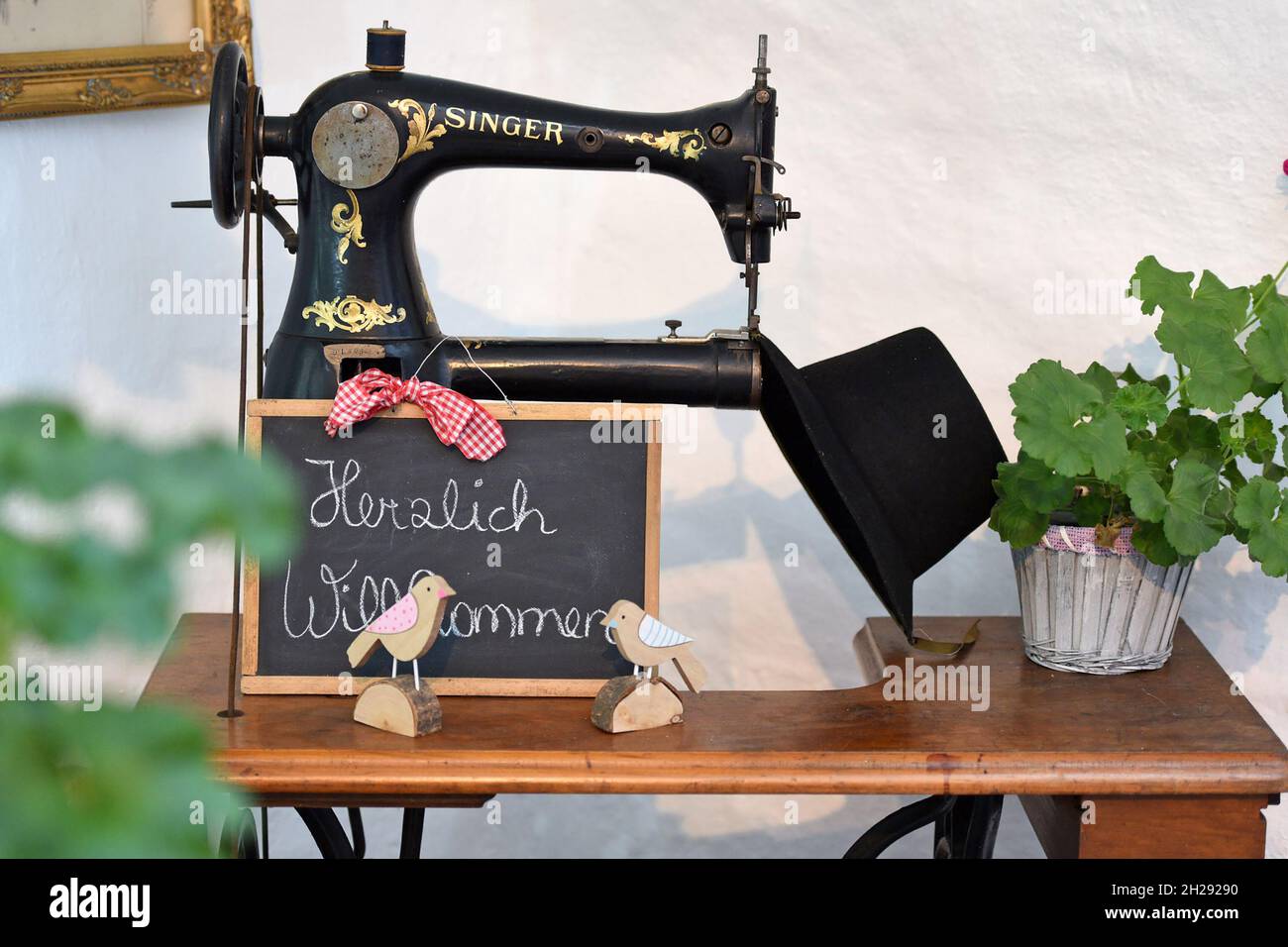 Eine alte Nähmaschine in einem Geschäft in Gmunden (Salzkammergut, Oberösterreich, Österreich) - An old sewing machine in a shop in Gmunden (Salzkamme Stock Photo
