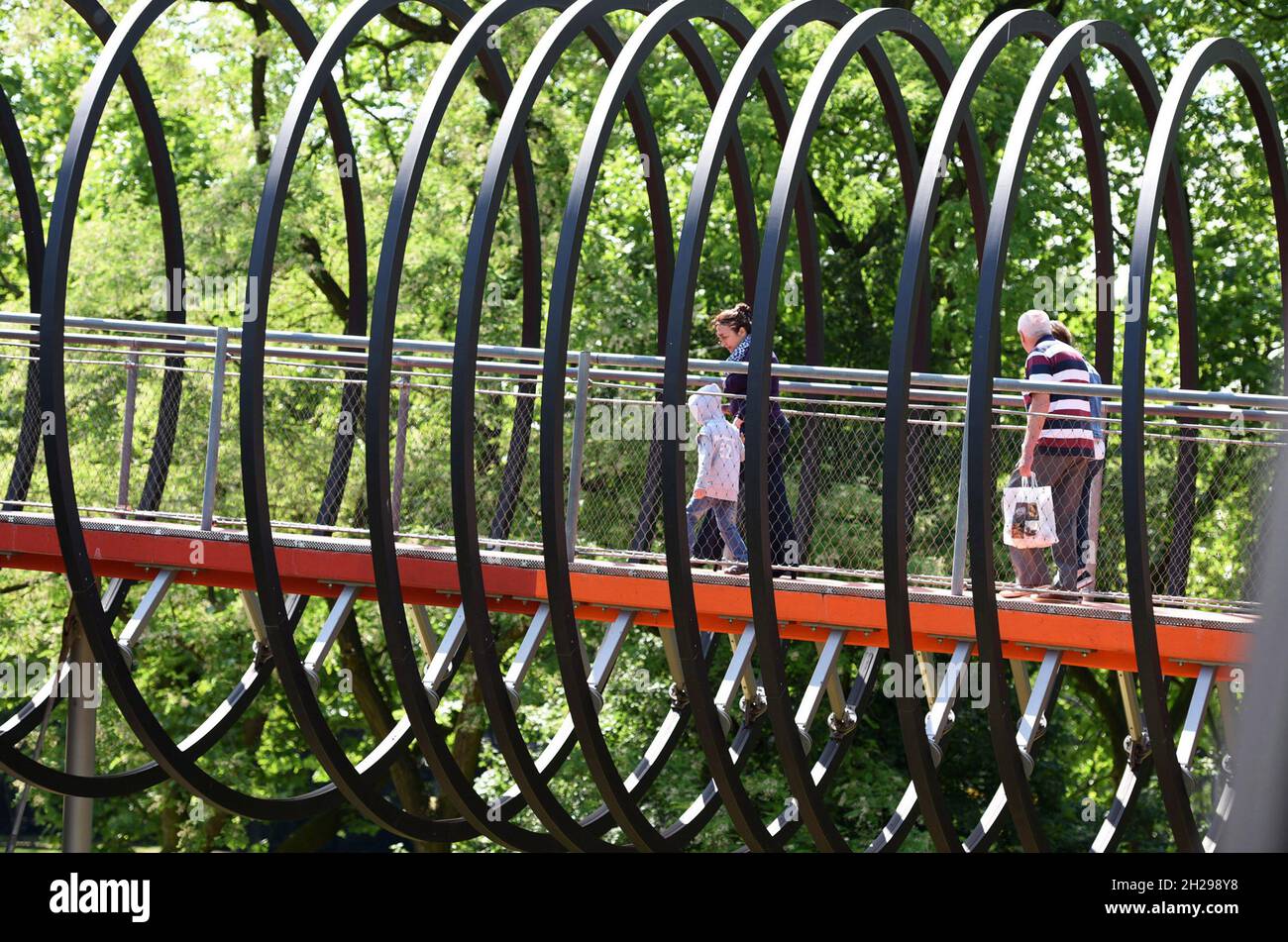 Slinky Springs to Fame, Brücke über den Rhein-Herne-Kanal in Oberhausen, Deutschland - Slinky Springs to Fame, bridge over the Rhine-Herne Canal in Ob Stock Photo