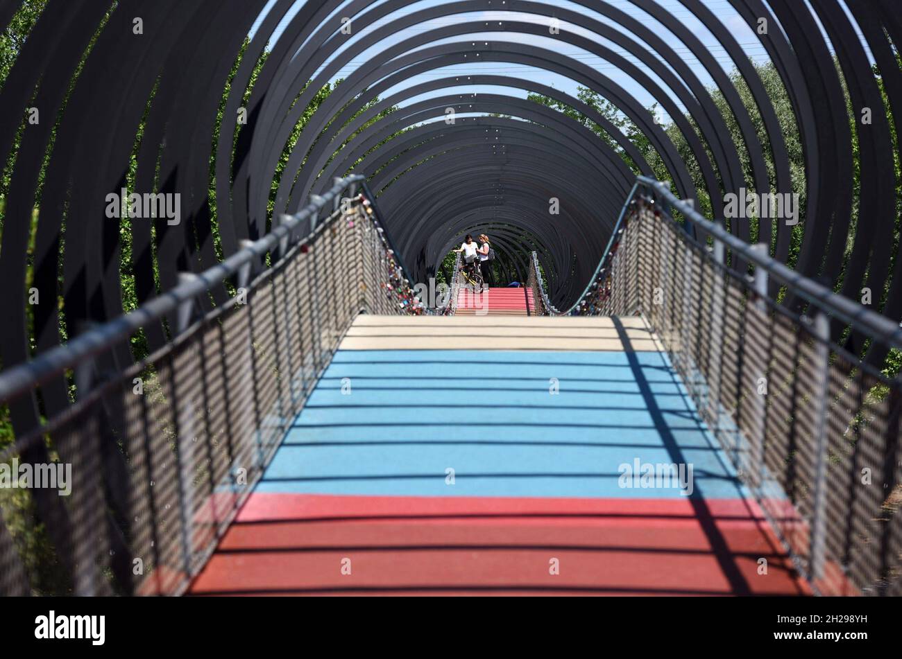 Slinky Springs to Fame, Brücke über den Rhein-Herne-Kanal in Oberhausen, Deutschland - Slinky Springs to Fame, bridge over the Rhine-Herne Canal in Ob Stock Photo