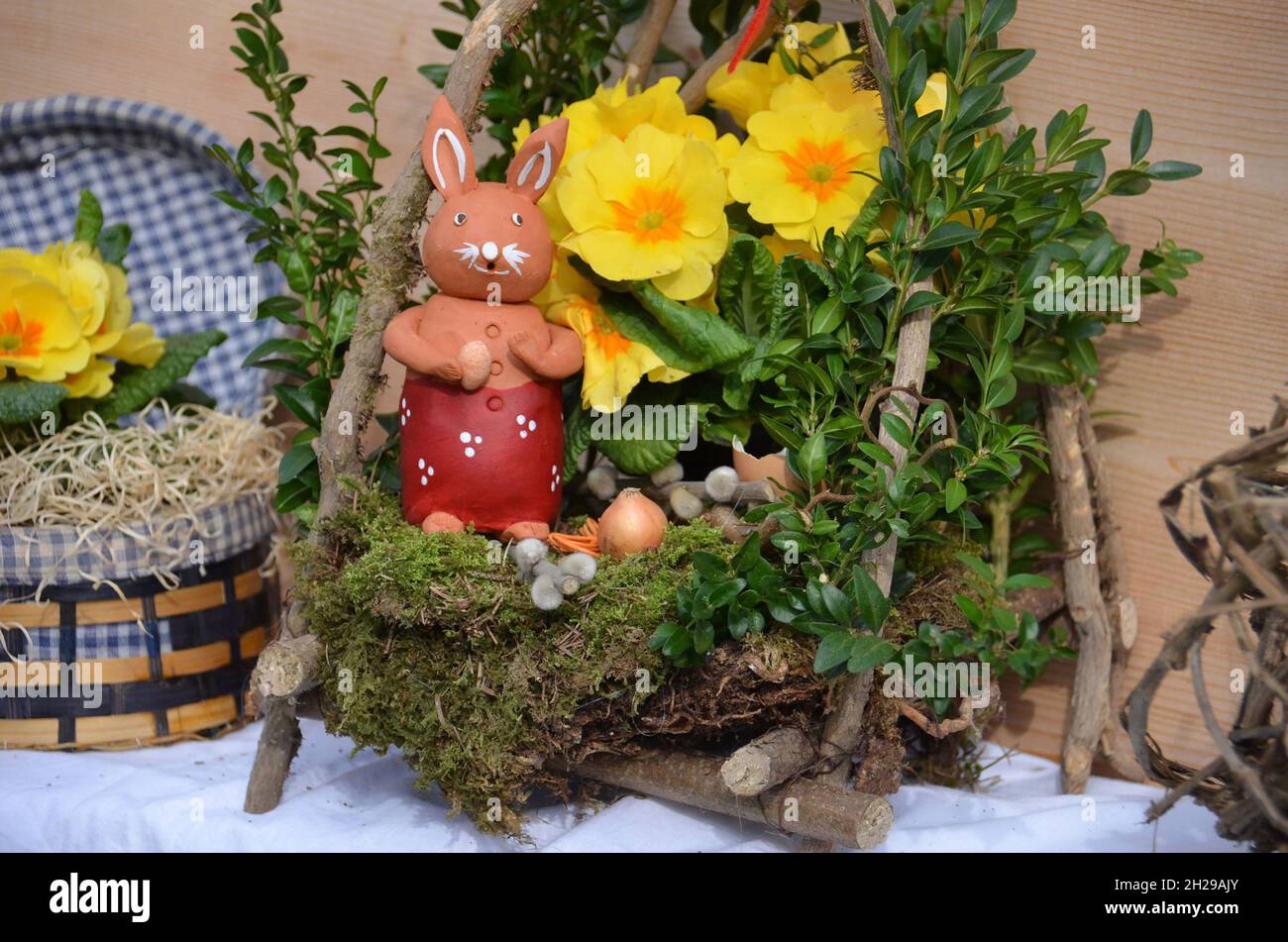 Der Osterhase istr ein österliches Symbol - The Easter bunny is an Easter symbol Stock Photo