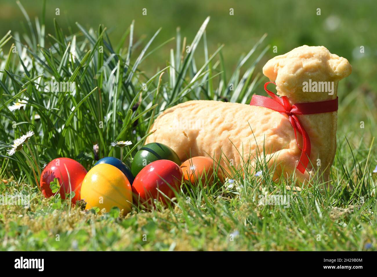 Das Verschenken von Ostereiern und Osterlämmern zum Osterfest ist ein weit verbreiteter Brauch. Die Tradition vom Eierfärben geht bis ins Mittelalter Stock Photo