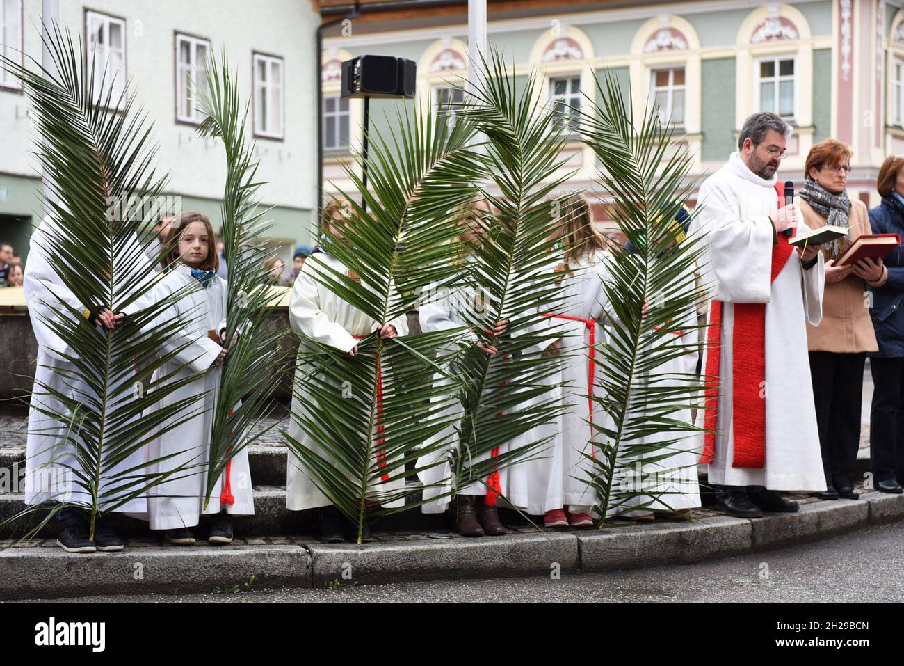 Palmweihe am Palmsonntag in Schörfling (Bezirk Vöcklabruck, Oberösterreich) - Alljährlich am Palmsonntag wird mit bunt geschmückten Palmbuschen an den Stock Photo