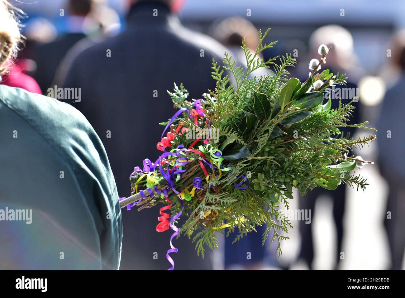 Palmweihe am Palmsonntag in Schörfling (Bezirk Vöcklabruck, Oberösterreich) - Alljährlich am Palmsonntag wird mit bunt geschmückten Palmbuschen an den Stock Photo