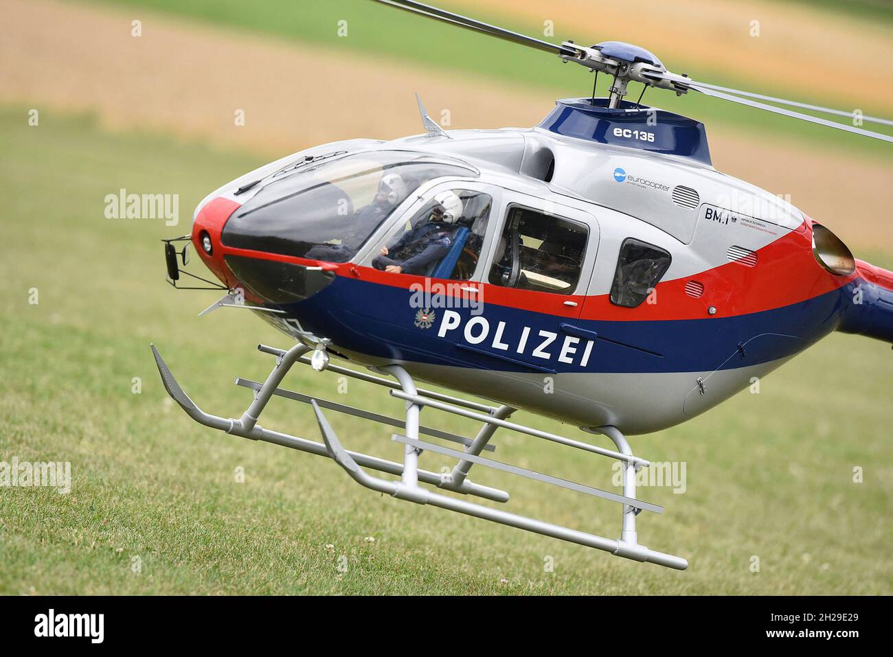ModellPolizeiHubschrauber mit dem Traunstein im Hintergrund, Salzkammergut, Österreich, Europa