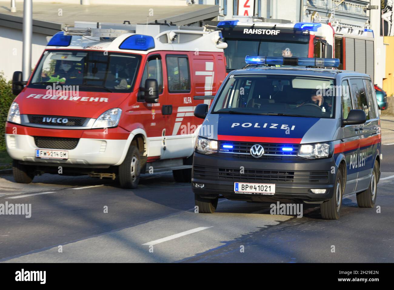 Polizei-Fahrzeug und Feuerwehr-Fahrzeug in Oberösterreich (Österreich) - Police car and fire engine in Upper Austria (Austria) - Stock Photo