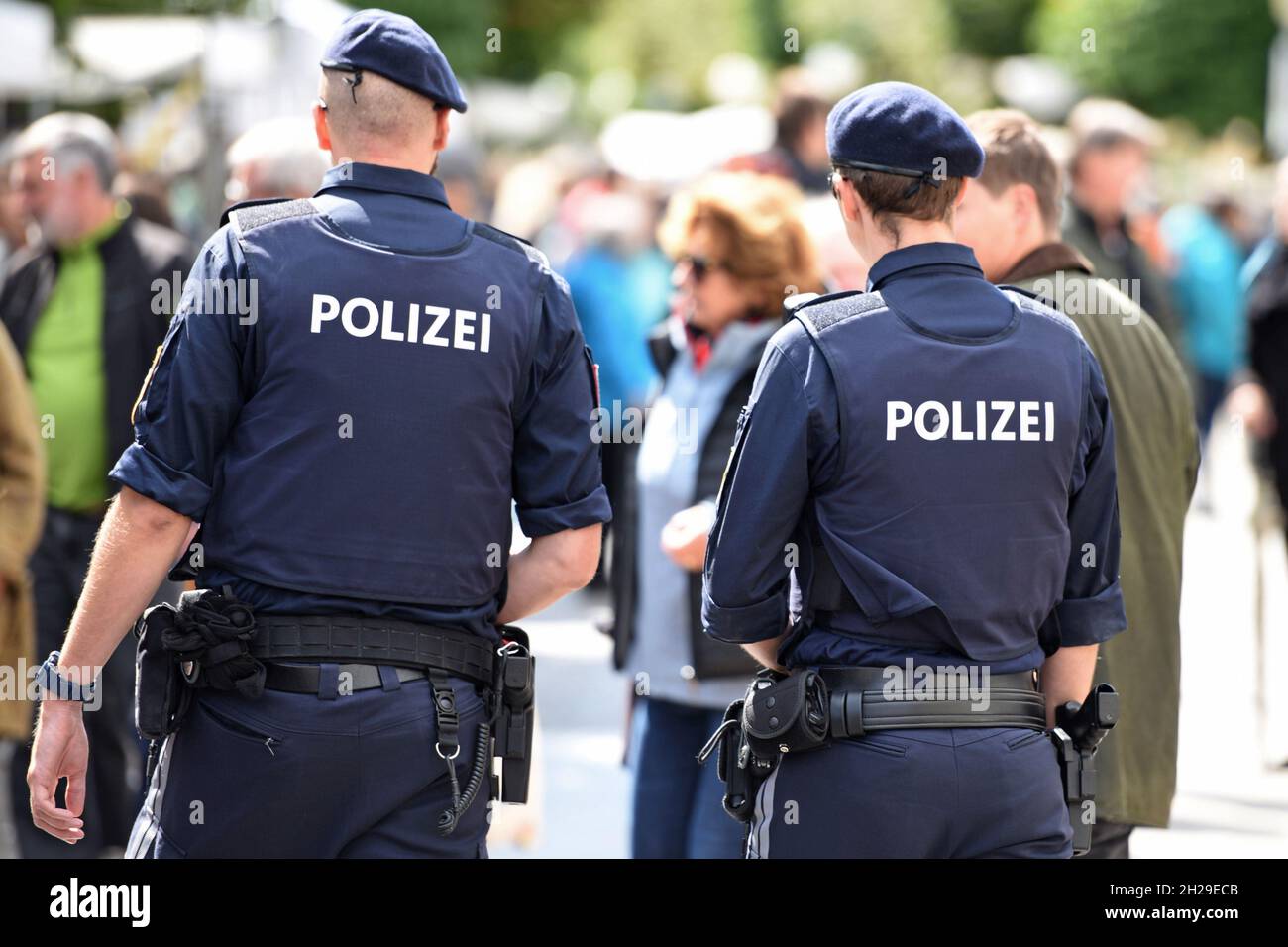 Polizisten bei einer Veranstaltung in Gmunden, Salzkammergut, Oberösterreich, Europa - Police officers at an event in Gmunden, Salzkammergut, Upper Au Stock Photo