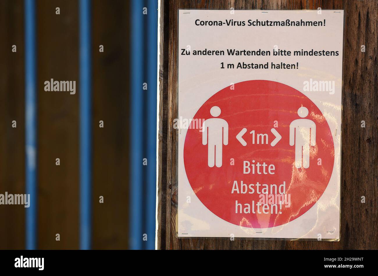 Schild "Abstand halten" in Oberösterreich, Österreich, Europa - Sign "Keep distance" in Upper Austria, Austria, Europe Stock Photo