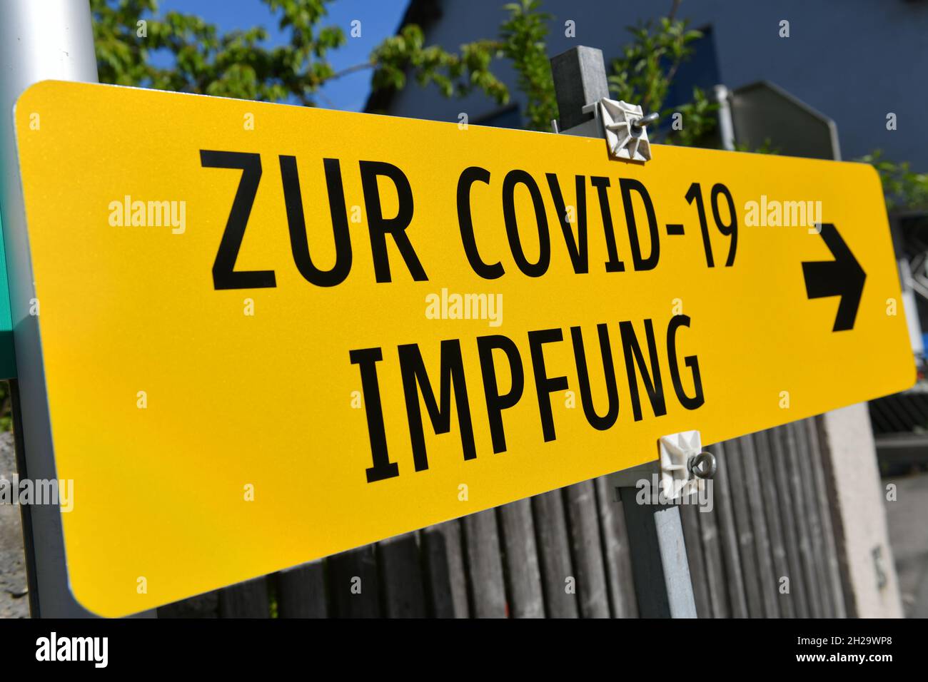Gelbes Hinweisschild 'Zur Corona-Impfung' in Österreich - Yellow sign 'To Corona vaccination' in Austria Stock Photo