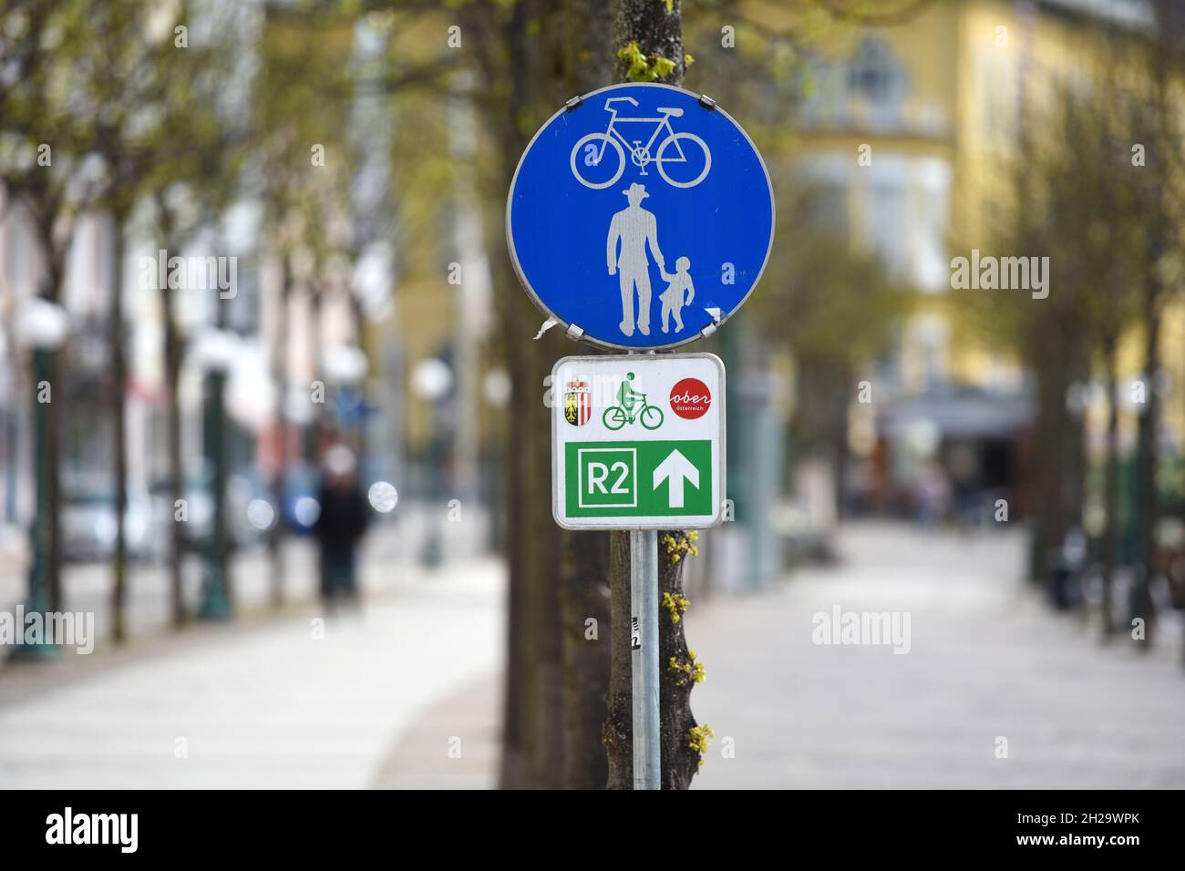 Schild Radweg und Fußweg in Bad Ischl, Österreich, Europa - Sign bike path and footpath in Bad Ischl, Austria, Europe Stock Photo