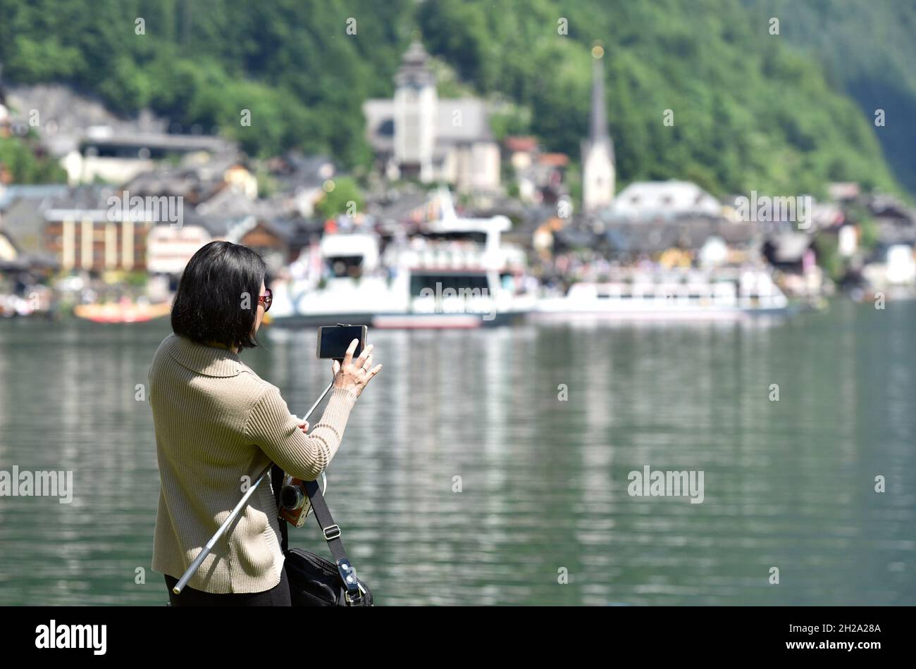 Asiatische Touristin vor Hallstatt, Österreich, Europa - Asian tourist in front of Hallstatt, Austria, Europe Stock Photo
