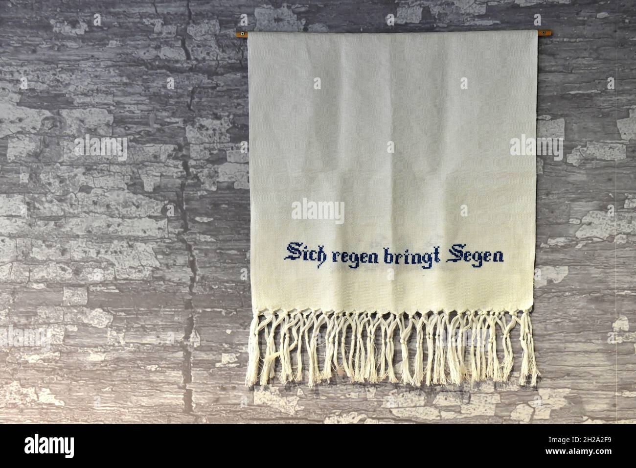Tuch 'Sich regen bringt Segen' im Museum Arbeitswelt in Steyr, Österreich, Europa - Cloth 'Movement brings blessings' Museum for the world of working Stock Photo