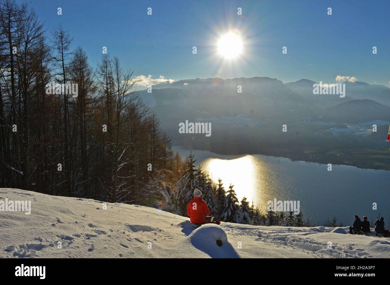 Winter; Schnee; Sonne; Grünberg; Salzkammergut; Alpen; Berg; Berge; Ausflug; Ausflugsziel; Gmunden; Sport; Sonne; blauer Himmel; Oberösterreich; Öster Stock Photo