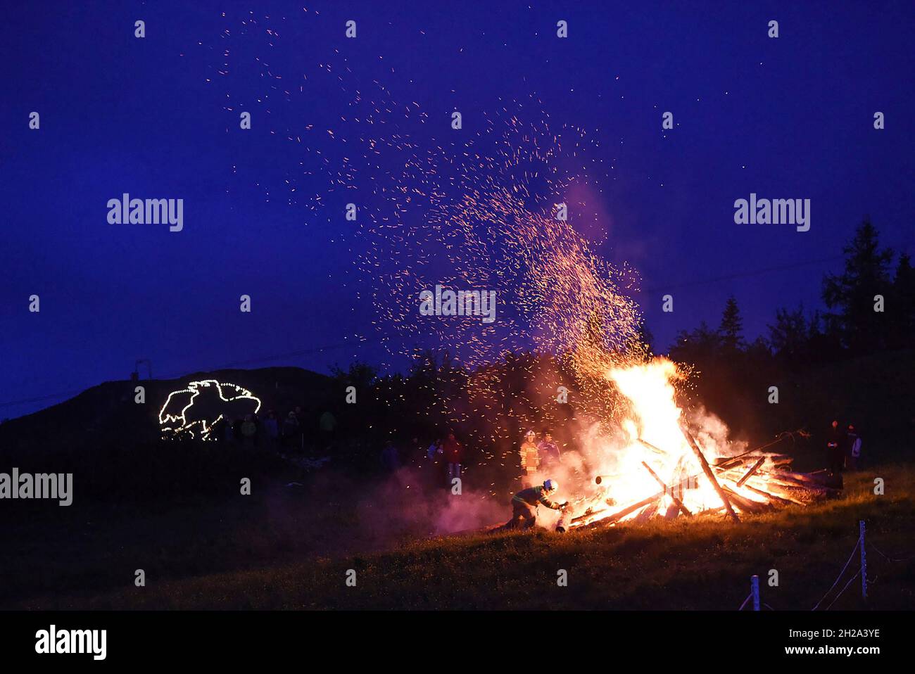 Wenn der längste Tag auf die kürzeste Nacht trifft, wird der Sommer im alpenländischen Raum mit Feuern begrüßt. Die Sonnwendfeuer werden um den 21. Ju Stock Photo
