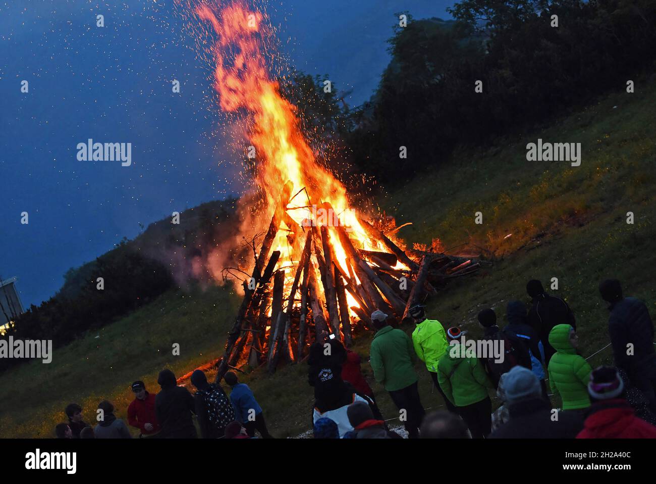 Wenn der längste Tag auf die kürzeste Nacht trifft, wird der Sommer im alpenländischen Raum mit Feuern begrüßt. Die Sonnwendfeuer werden um den 21. Ju Stock Photo
