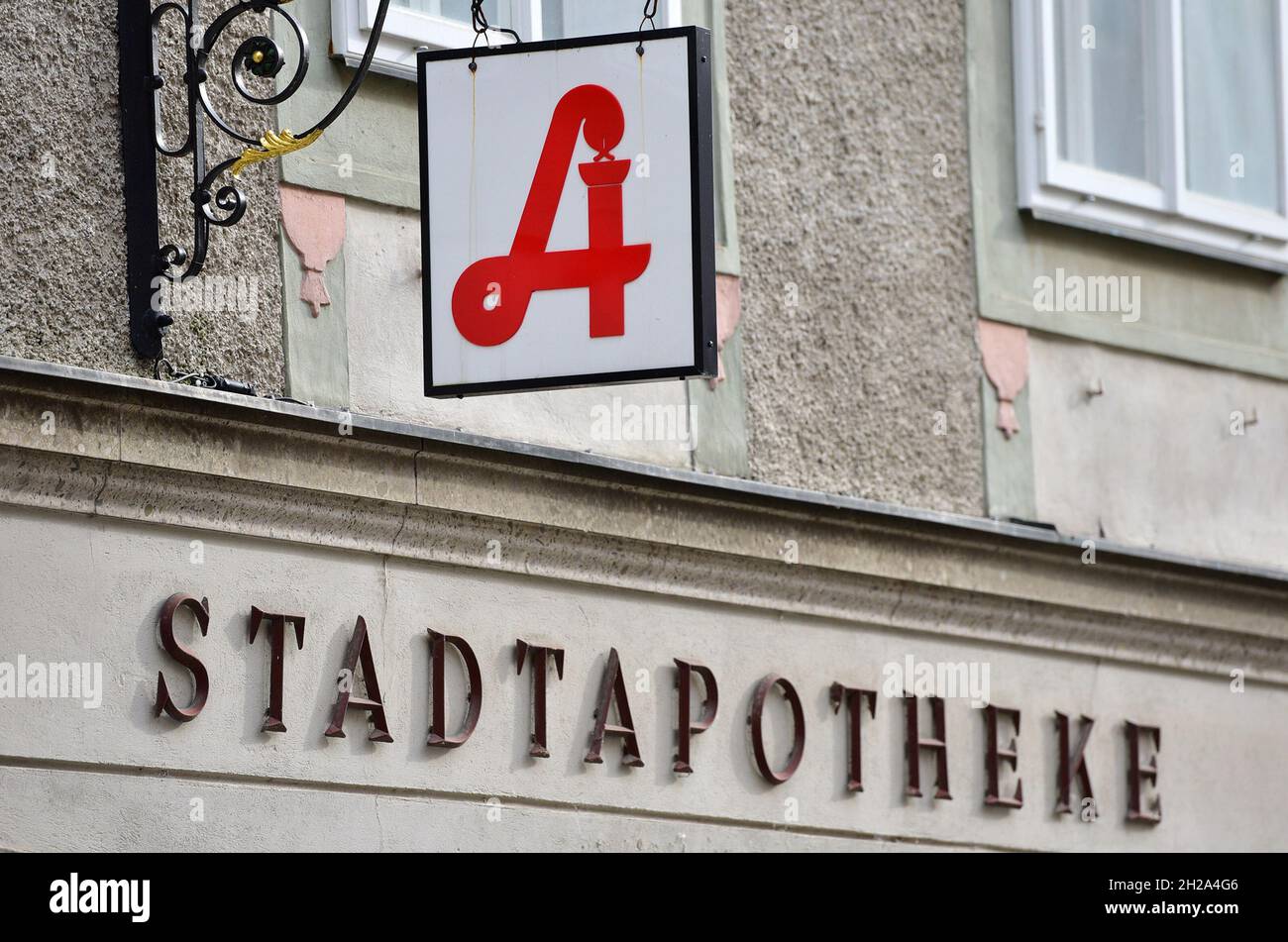 Schild der Stadtapotheke auf dem Stadtplatz in Steyr, Österreich, Europa - Sign of the city pharmacy on town square in Steyr, Austria, Europe Stock Photo