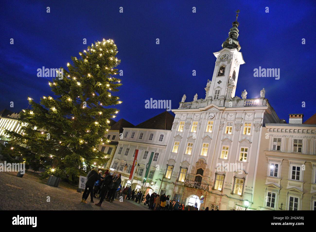 Auf dem historischen Stadtplatz von Steyr (Oberösterreich) wird jedes Jahr im Advent ein schöner, beleuchteter Weihnachtsbaum aufgestellt. - On the hi Stock Photo