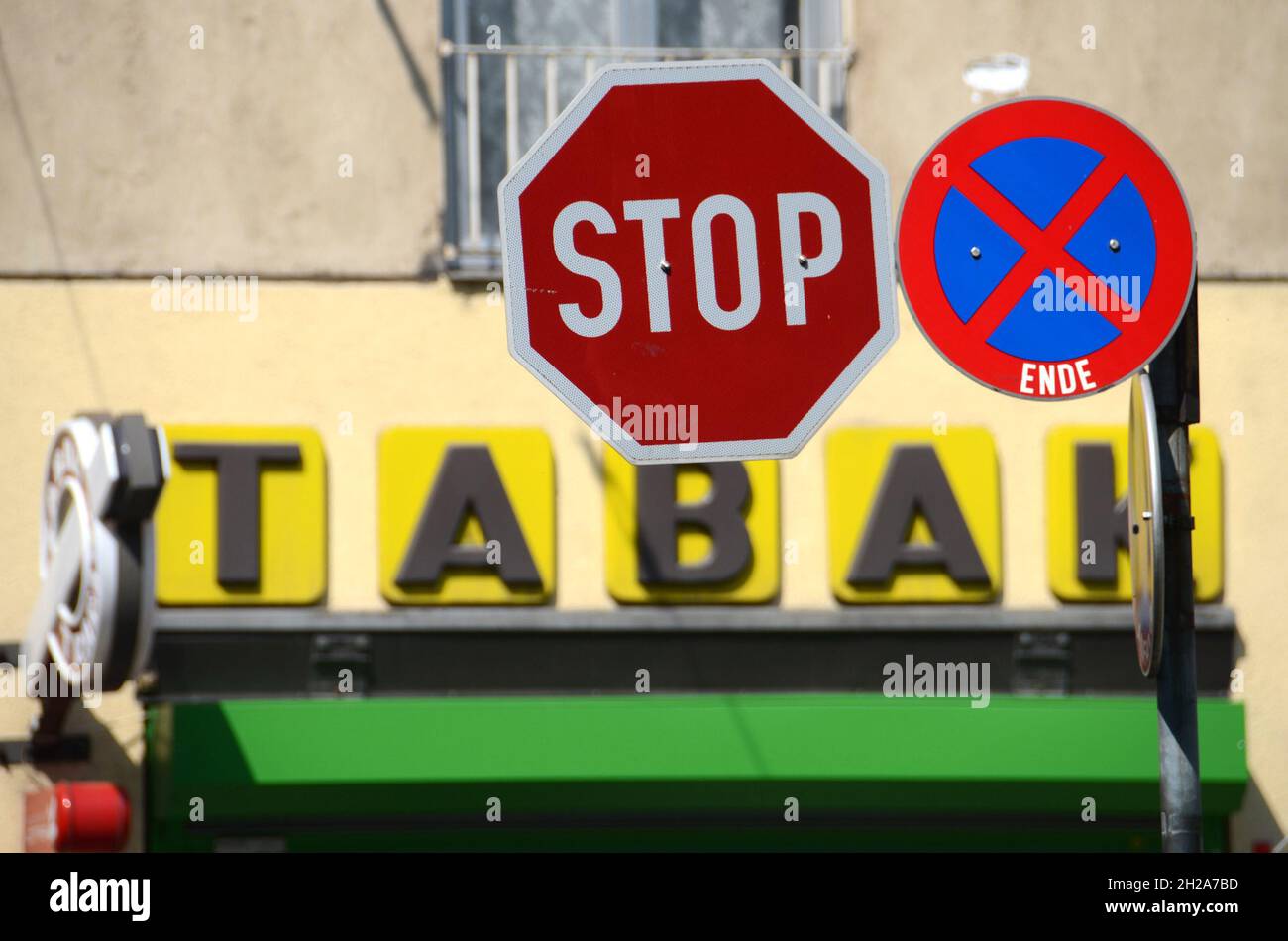 Stop-Schild vor einer Tabak-Trafik in Österreich, Europa - Stop sign in front of a tobacco shop in Austria, Europe Stock Photo