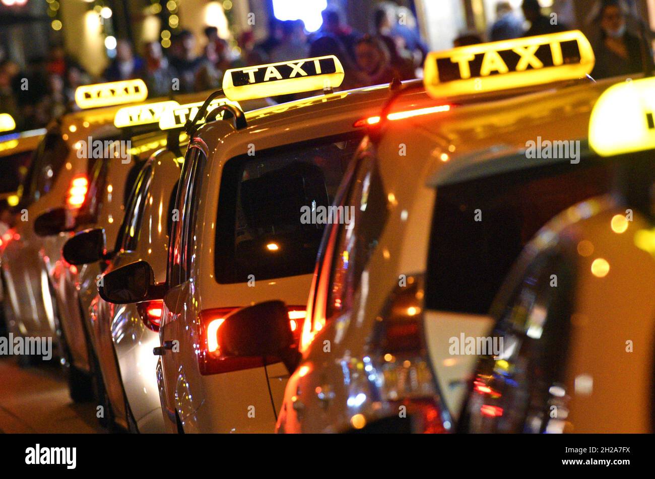 Gelbe Taxi-Schild Auf Taxi Auto Am Abend Oder In Der Nacht In Der  Stadtstraße Lizenzfreie Fotos, Bilder und Stock Fotografie. Image 60248308.