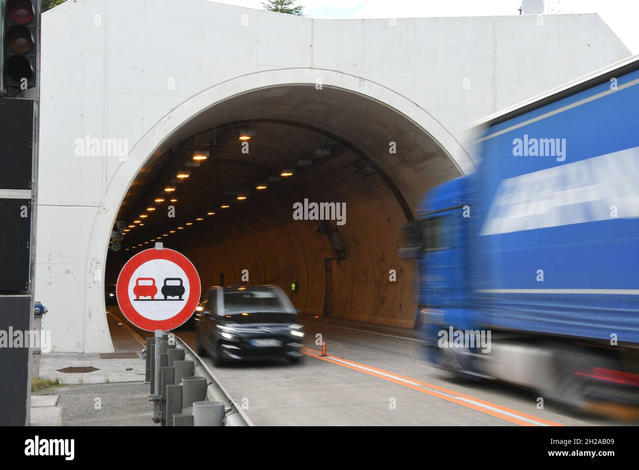Tunnel-Einfahrt auf der Pyhrnautobahn A9, Oberösterreich, Österreich - Tunnel entrance on the Pyhrnautobahn A9, Upper Austria, Austria Stock Photo