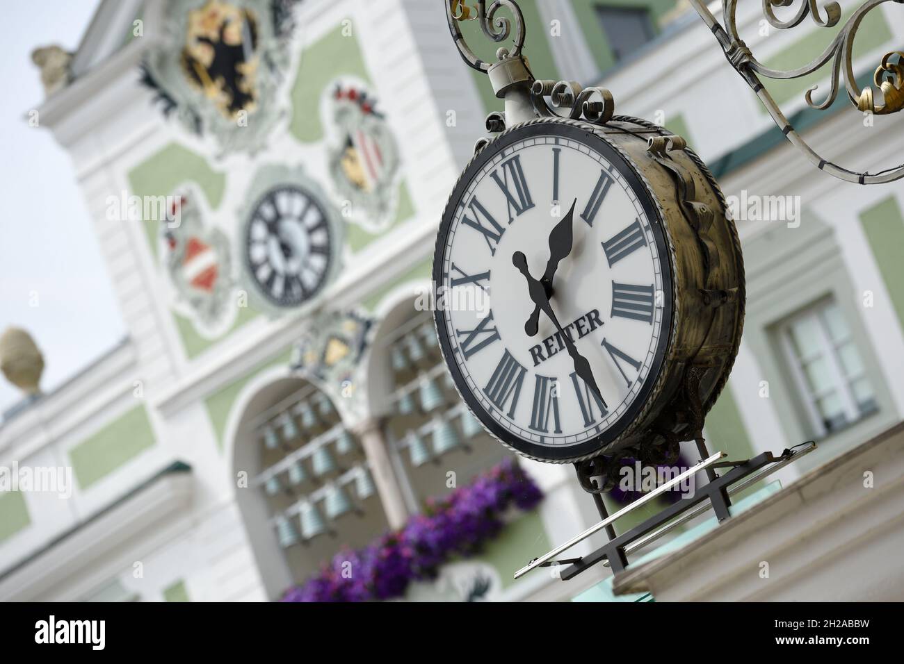 Historische Uhr in Gmunden, dahinter die Uhr des Rathauses (Bezirk Gmunden,  Oberösterreich, Österreich) - beide Uhren zeigen eine andere Zeit an. Hist  Stock Photo - Alamy