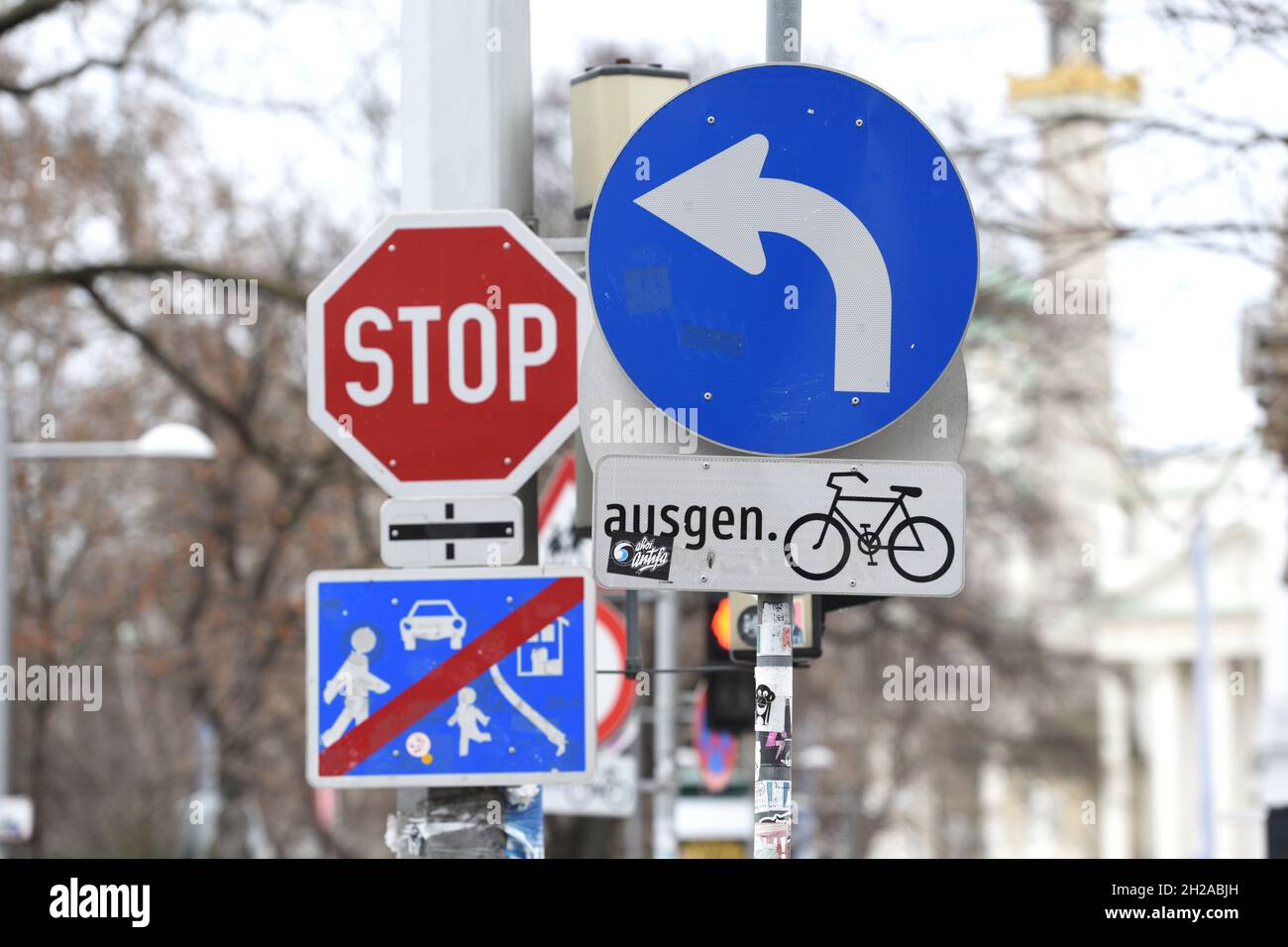 Auf dem Bild sind verschiedene Verkehrszeichen in der Wiener Innenstadt zu sehen. Various traffic signs can be seen in the center of Vienna. Stock Photo