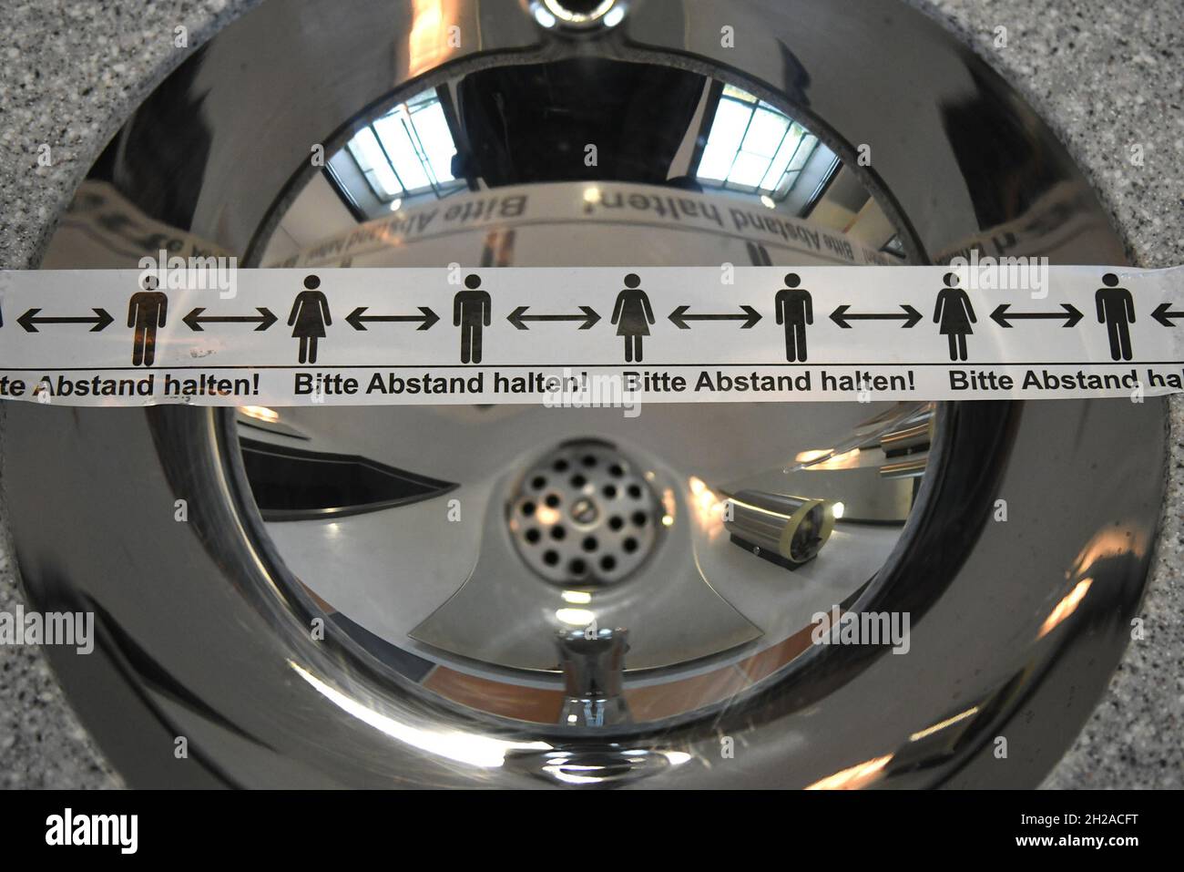 Gesperrtes Waschbecken in einem Museum in Bayern, Abstand halten - Locked sink in a museum in Bavaria, keep your distance Stock Photo