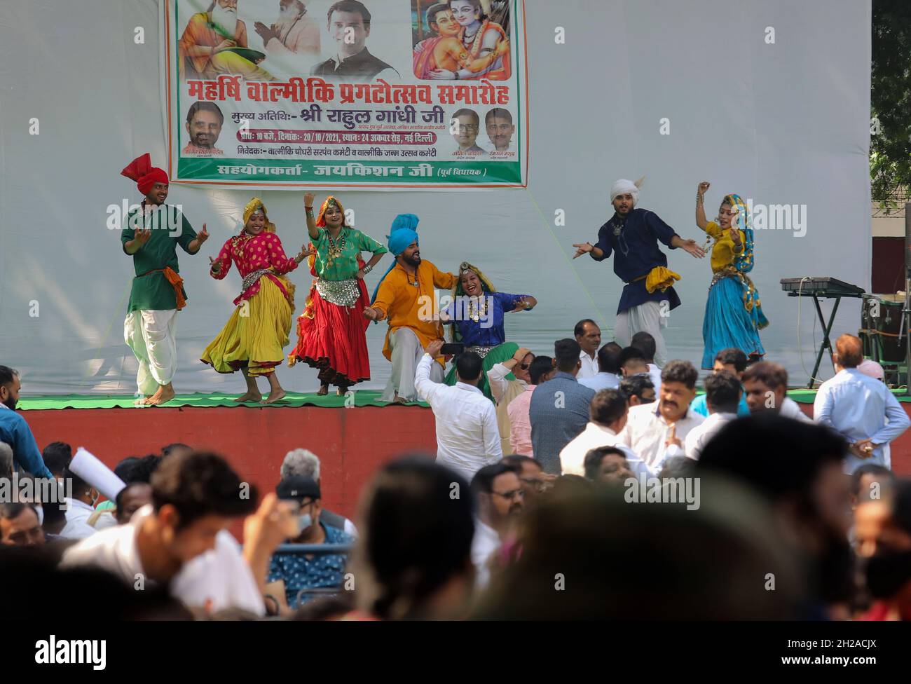 New Delhi, India. 20th Oct, 2021. Folk artists perform while supporters celebrate during the flag-off ceremony of Shobha Yatra on the occasion of Maharishi Valmiki Jayanti, at All India Congress Committee headquarter. Valmiki Jayanti, is an annual Indian festival celebrated in particular by the Balmiki religious group, to commemorate the birth of the ancient Indian poet and philosopher Valmiki. Credit: SOPA Images Limited/Alamy Live News Stock Photo