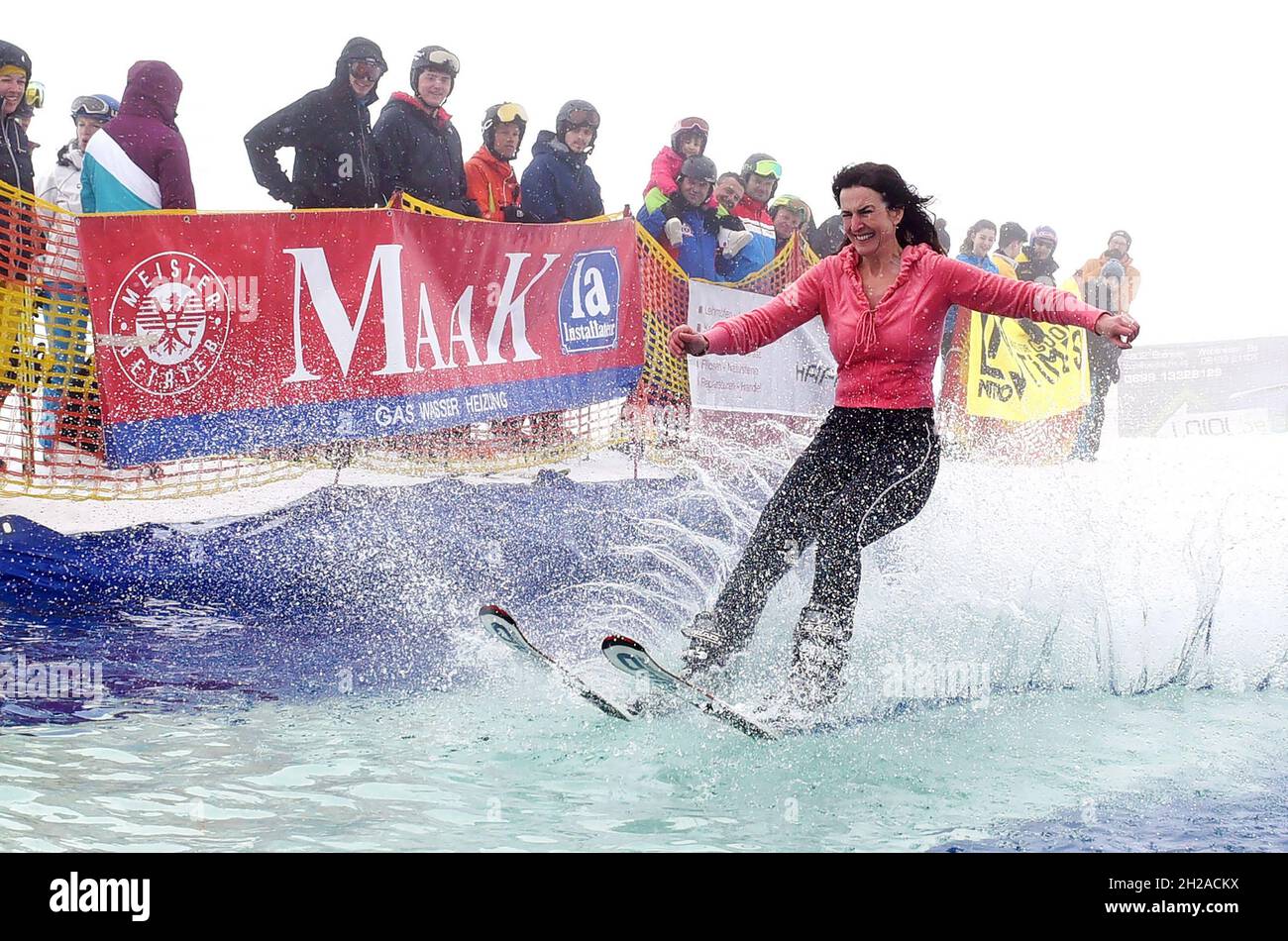 Beim Watersplash müssen die Teilnehmer mit Snowboard oder Ski über ein 10 Meter langes Wasserbecken fahren. Mit jedem Durchgang wird der Anlauf um ein Stock Photo