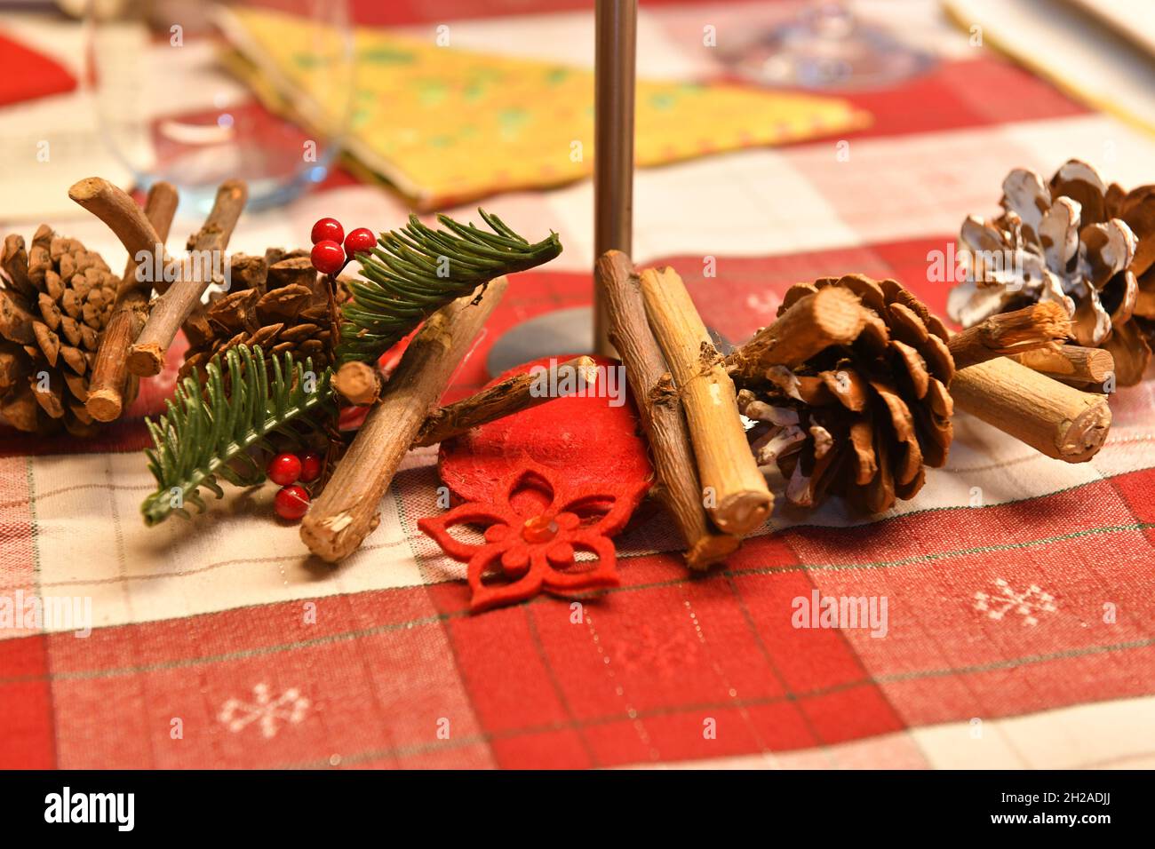 Weihnachtsdekoration auf einem Tisch im Salzkammergut (Bezirk Gmunden, Oberösterreich) - Christmas decoration on a table in the Salzkammergut (Gmunden Stock Photo