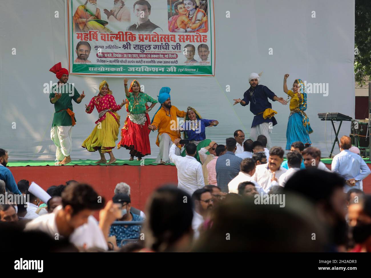 New Delhi, India. 20th Oct, 2021. Folk artists perform while supporters celebrate during the flag-off ceremony of Shobha Yatra on the occasion of Maharishi Valmiki Jayanti, at All India Congress Committee headquarter. Valmiki Jayanti, is an annual Indian festival celebrated in particular by the Balmiki religious group, to commemorate the birth of the ancient Indian poet and philosopher Valmiki. (Photo by Naveen Sharma/SOPA Images/Sipa USA) Credit: Sipa USA/Alamy Live News Stock Photo