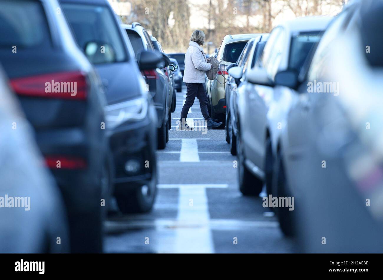 Ansturm auf Einkaufszentren nach dem Lockdown in Österreich, Europa - Rush to shopping malls after the lockdown in Austria, Europe Stock Photo