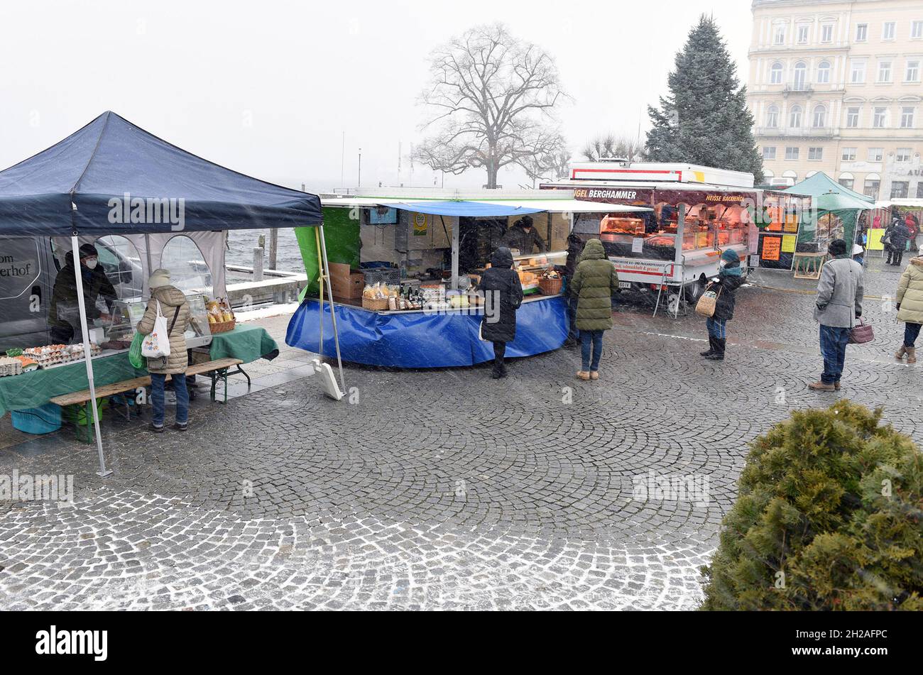 Wochenmarkt in Gmunden im Winter während der Corona-Pandemie (Bezirk Gmunden, Oberösterreich, Österreich) Stock Photo