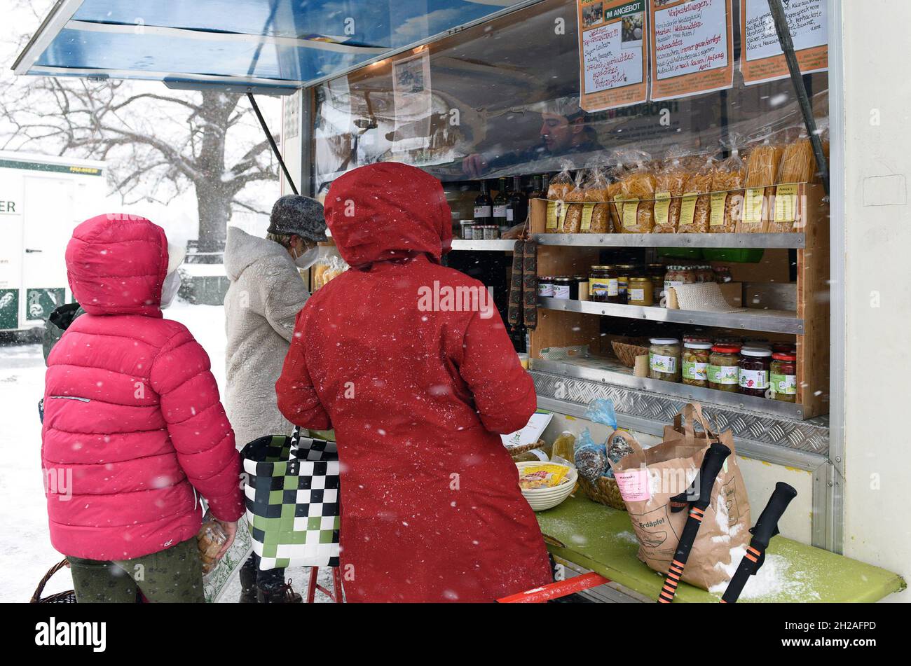 Wochenmarkt in Gmunden im Winter während der Corona-Pandemie (Bezirk Gmunden, Oberösterreich, Österreich) Stock Photo