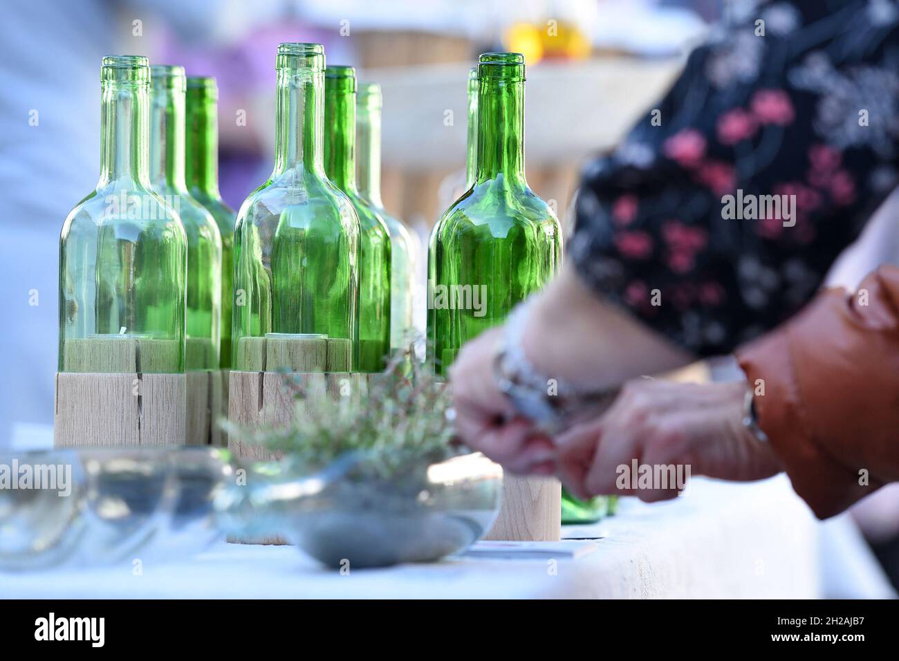 Mehrere leere Weinflaschen als Dekoration auf einem Tisch - Several empty wine bottles as decorations on a table Stock Photo