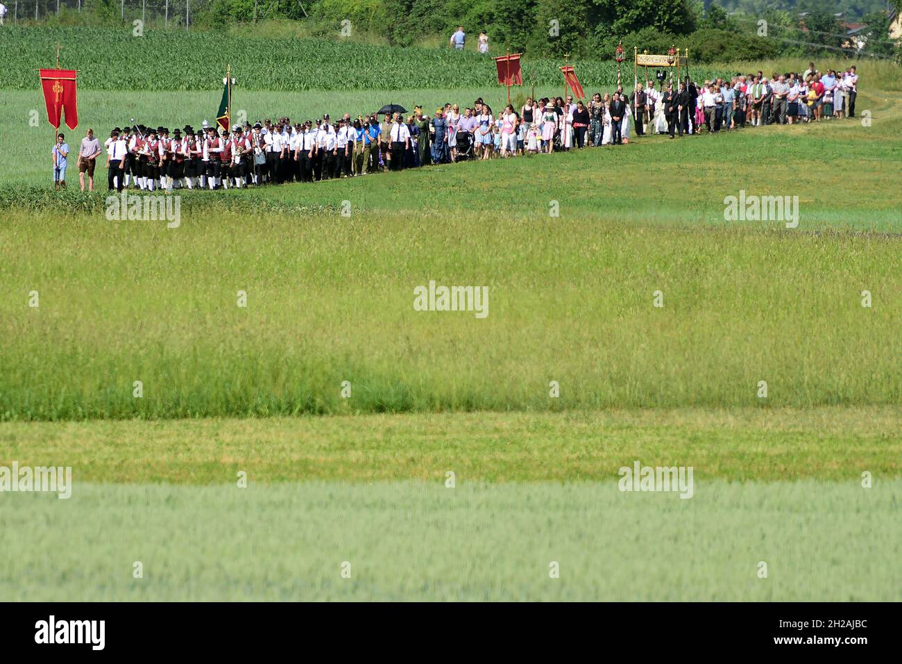 Fronleichnamsprozession in Rüstorf, Schwanenstadt (Bezirk Vöcklabruck, Oberösterreich, Österreich) - Corpus Christi procession in Rüstorf, Schwanensta Stock Photo